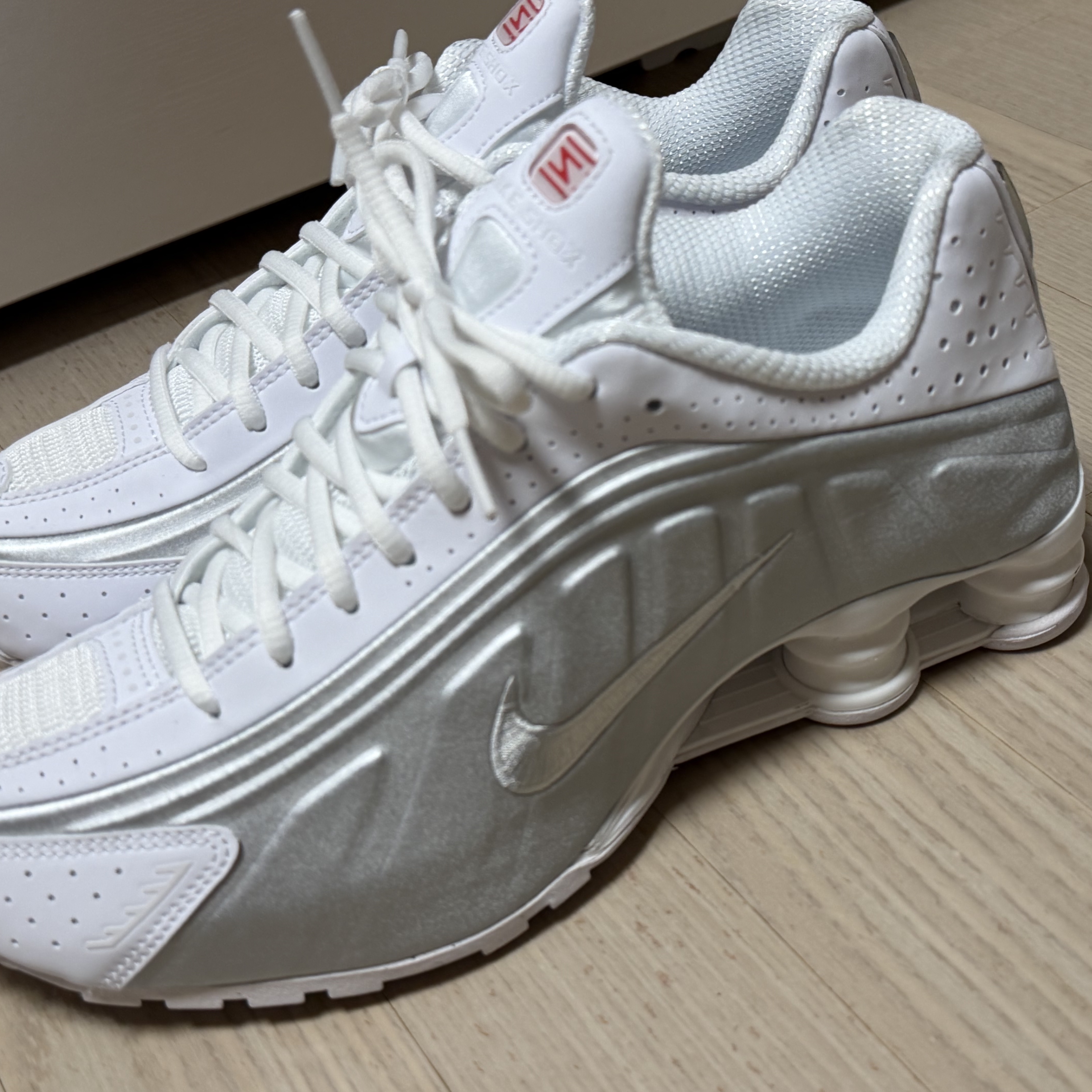 Nike Shox R4 White Bright Crimson 착용 스타일