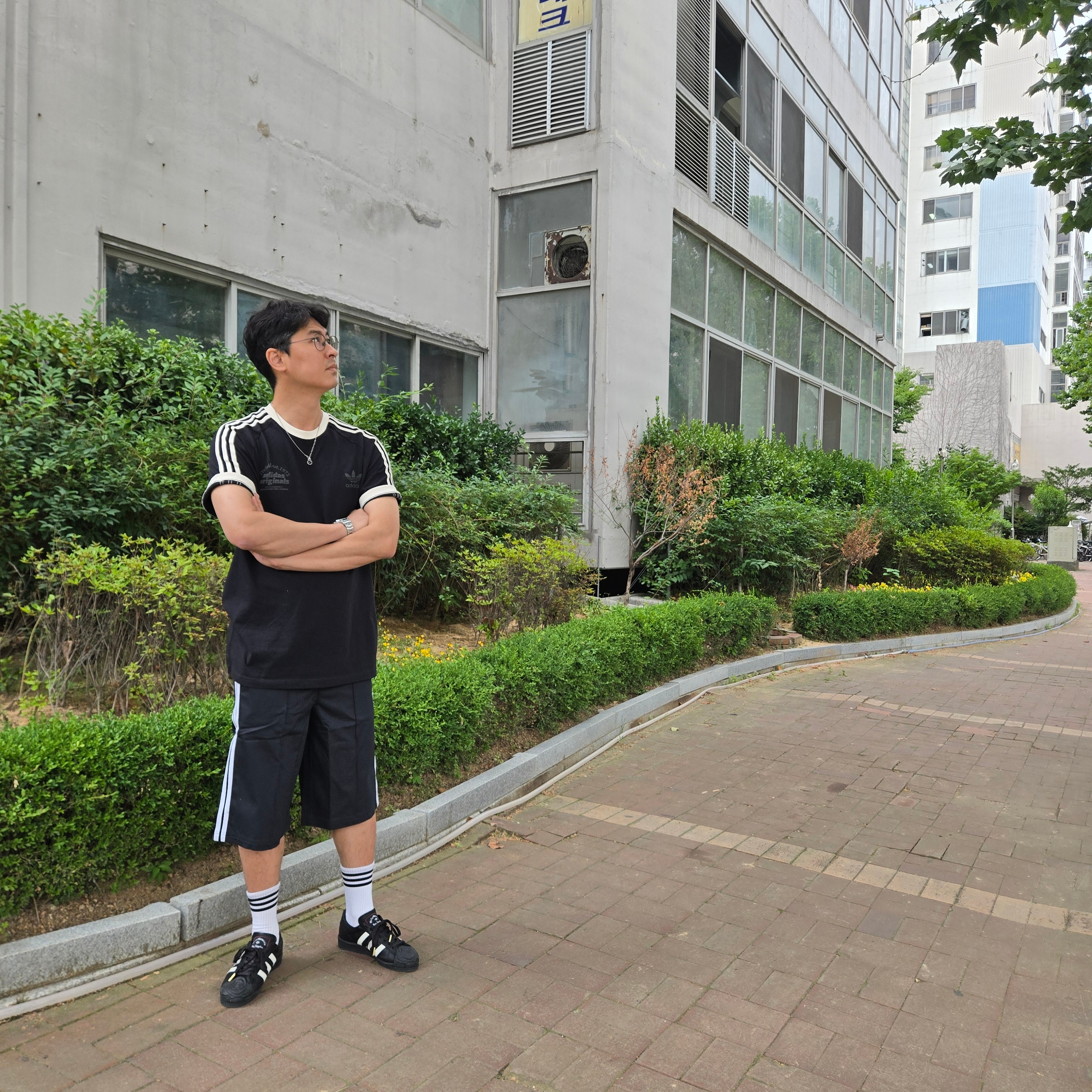 Adidas x Willy Chavarria Superstar Core Black Off White, Adidas Bermuda Shorts Black - KR Sizing 착용 스타일 - 6