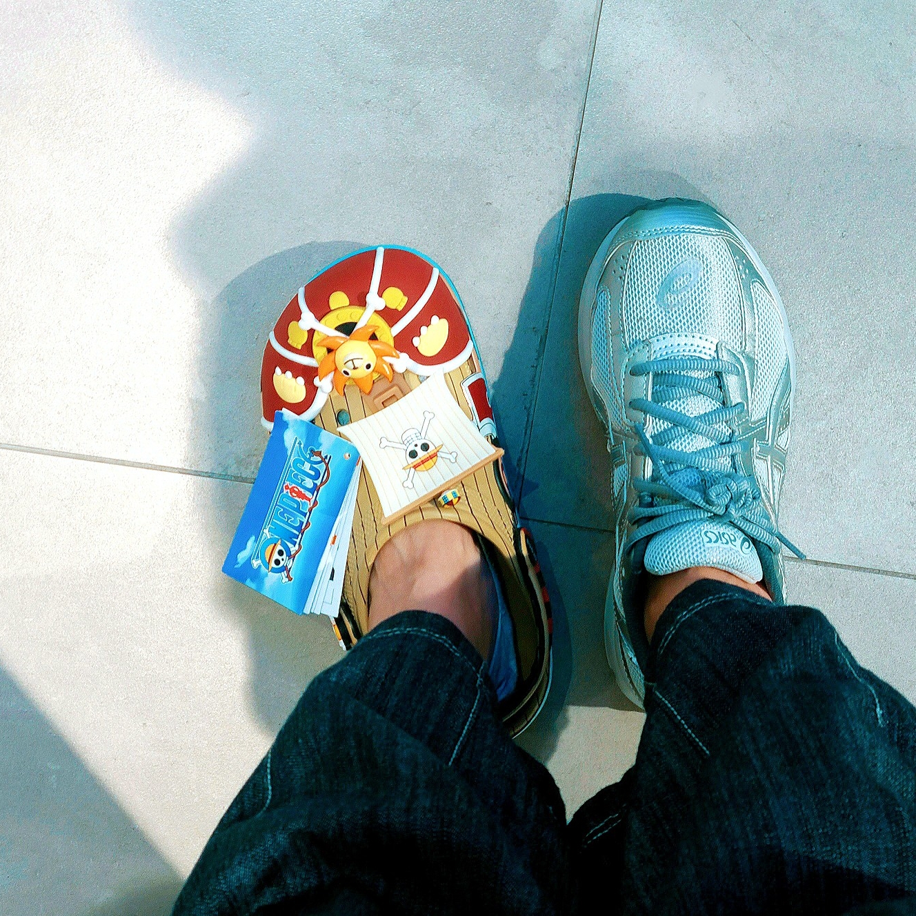 Crocs x One Piece Thousand Sunny Classic Clog Multi, Asics Jog 100 S SMU Glacier Grey Pure Silver - 2E Wide 착용 스타일 - 1