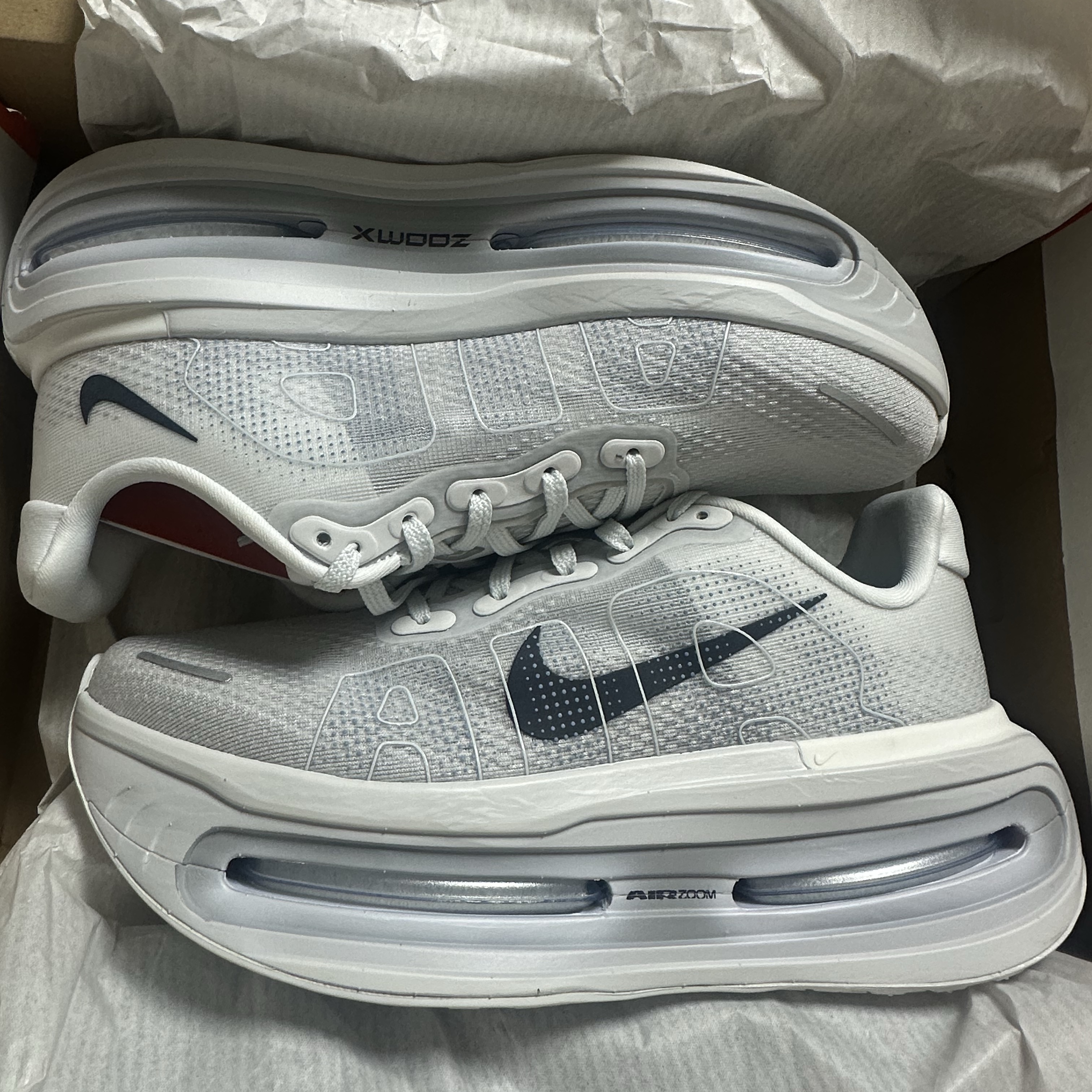 Nike Vomero Premium Off White Grey Fog 착용 스타일 - 9