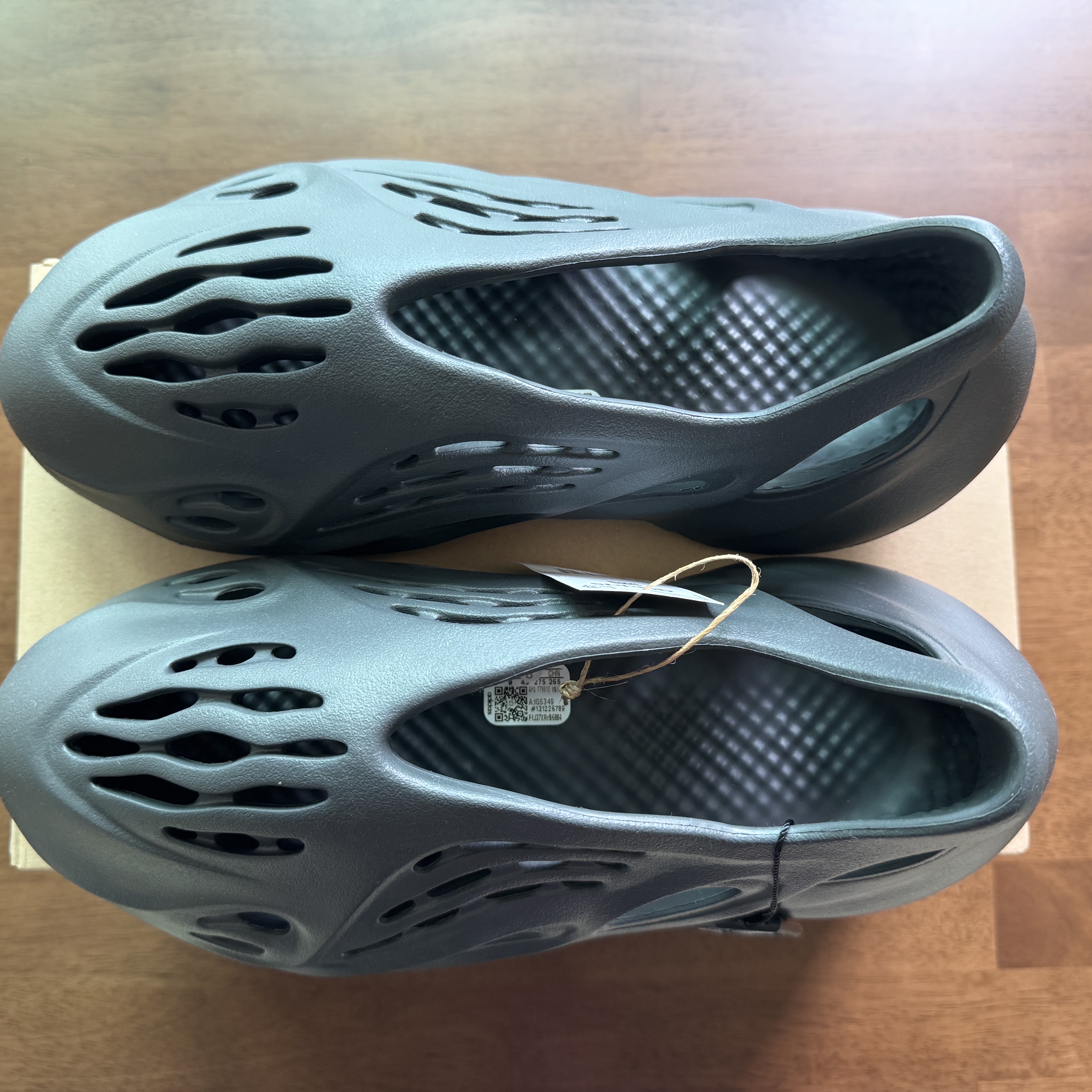 Adidas Yeezy Foam RNNR Carbon 착용 스타일