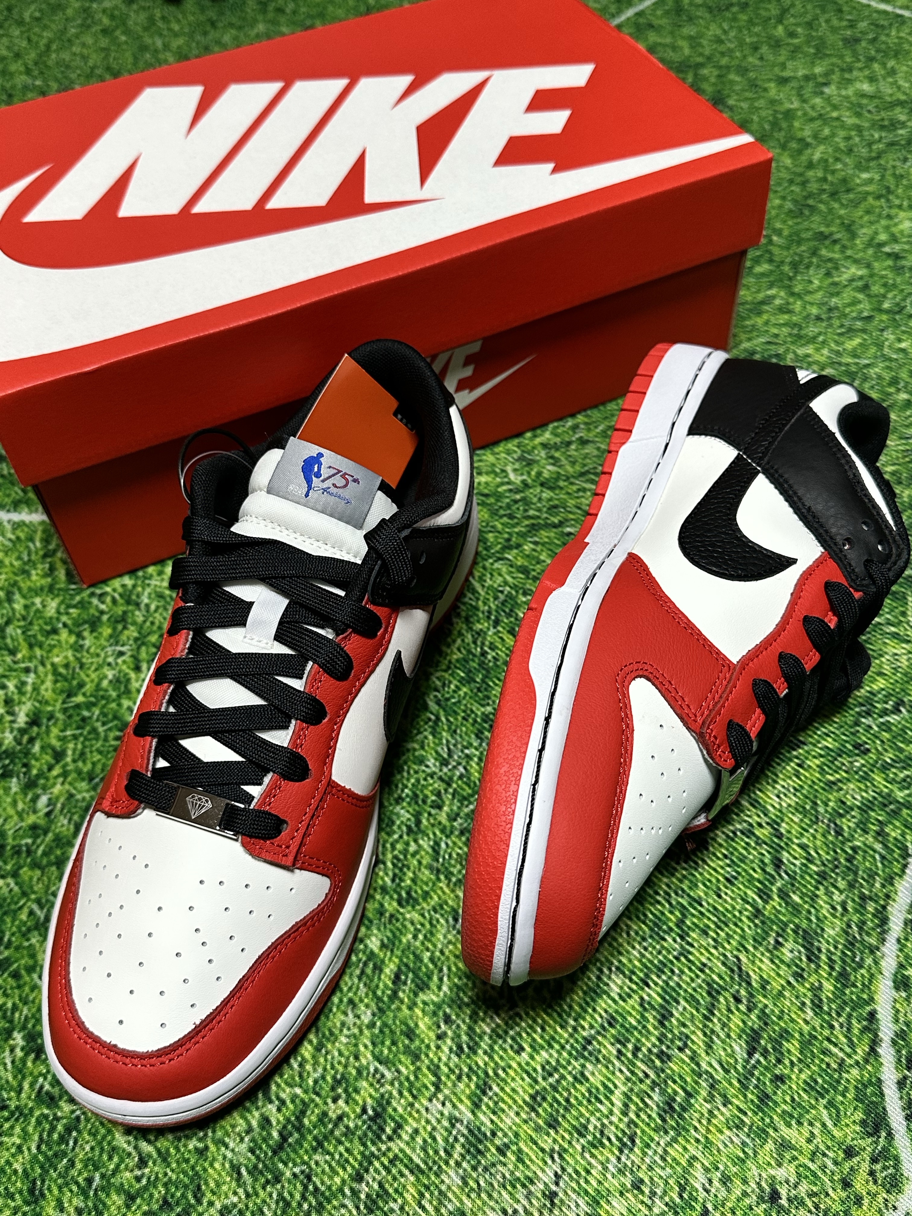 Nike x NBA Dunk Low Retro EMB Black and Chile Red 착용 스타일