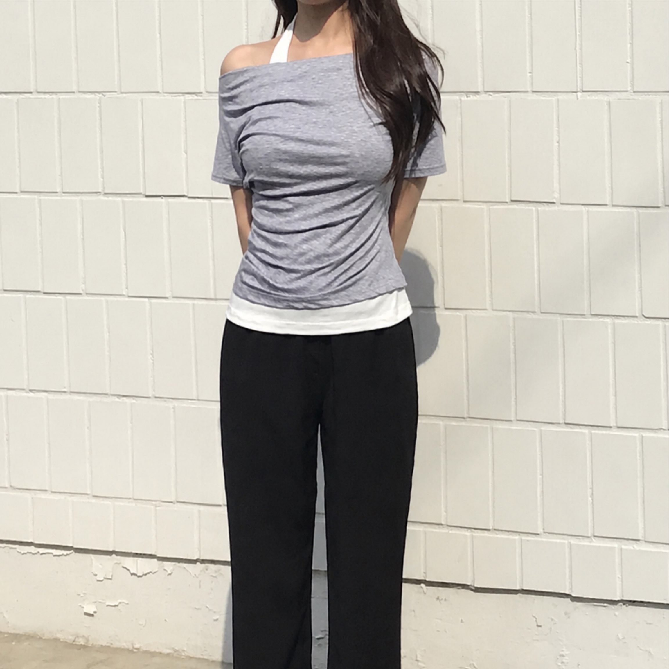 ARCMOOR Draped Off-Shoulder Light Grey, ARCMOOR Draped Off-Shoulder White 착용 스타일 - 1