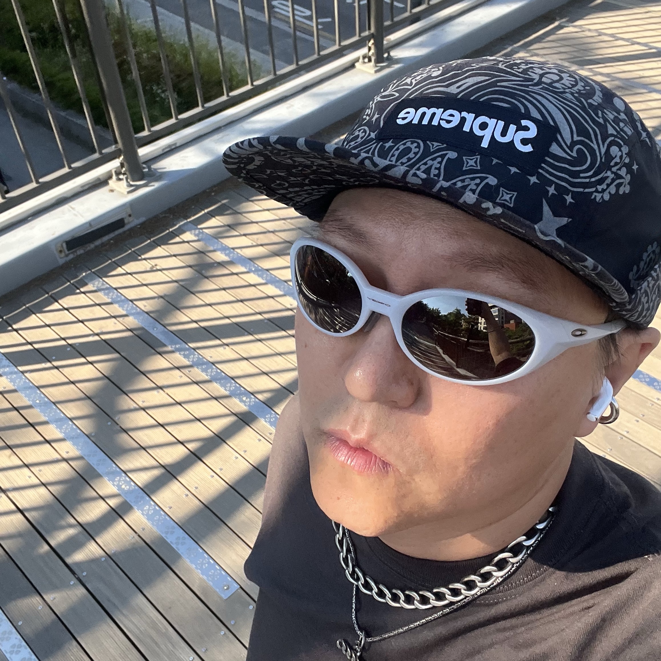 Supreme Reflective Bandana Sunshield Camp Cap Black - 26SS, Oakley Eye Jacket Redux Matte Vapor Prizm Tungsten Polarized High Bridge Fit 착용 스타일 - 3