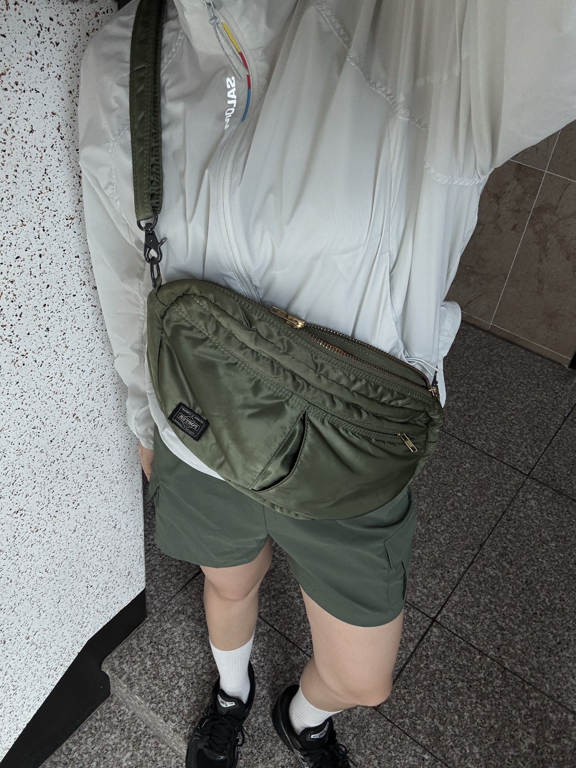 Asics Gel-Kayano 14 Black Pure Silver, Porter Tanker Shoulder Bag Sage Green 착용 스타일 - 1