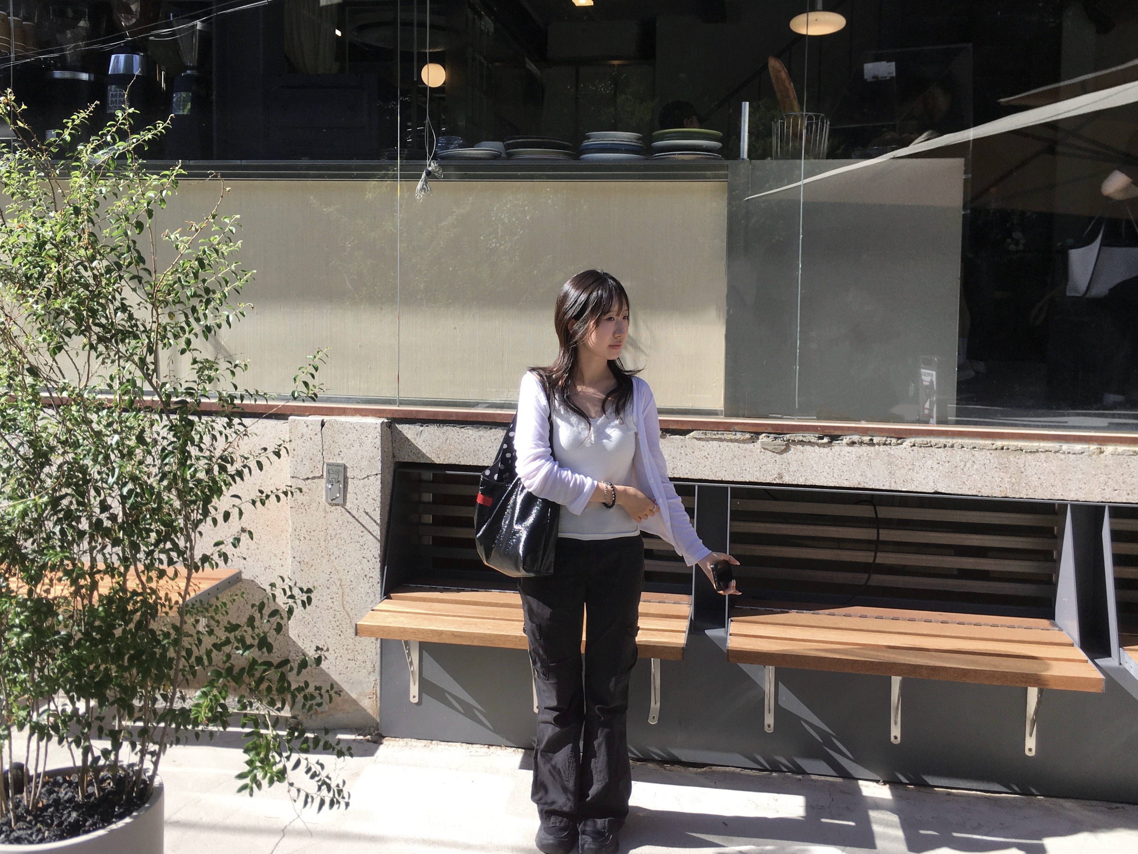 (W) Miseki Seoul Pocket Cargo Bootscut Pants Black 착용 스타일 - 1