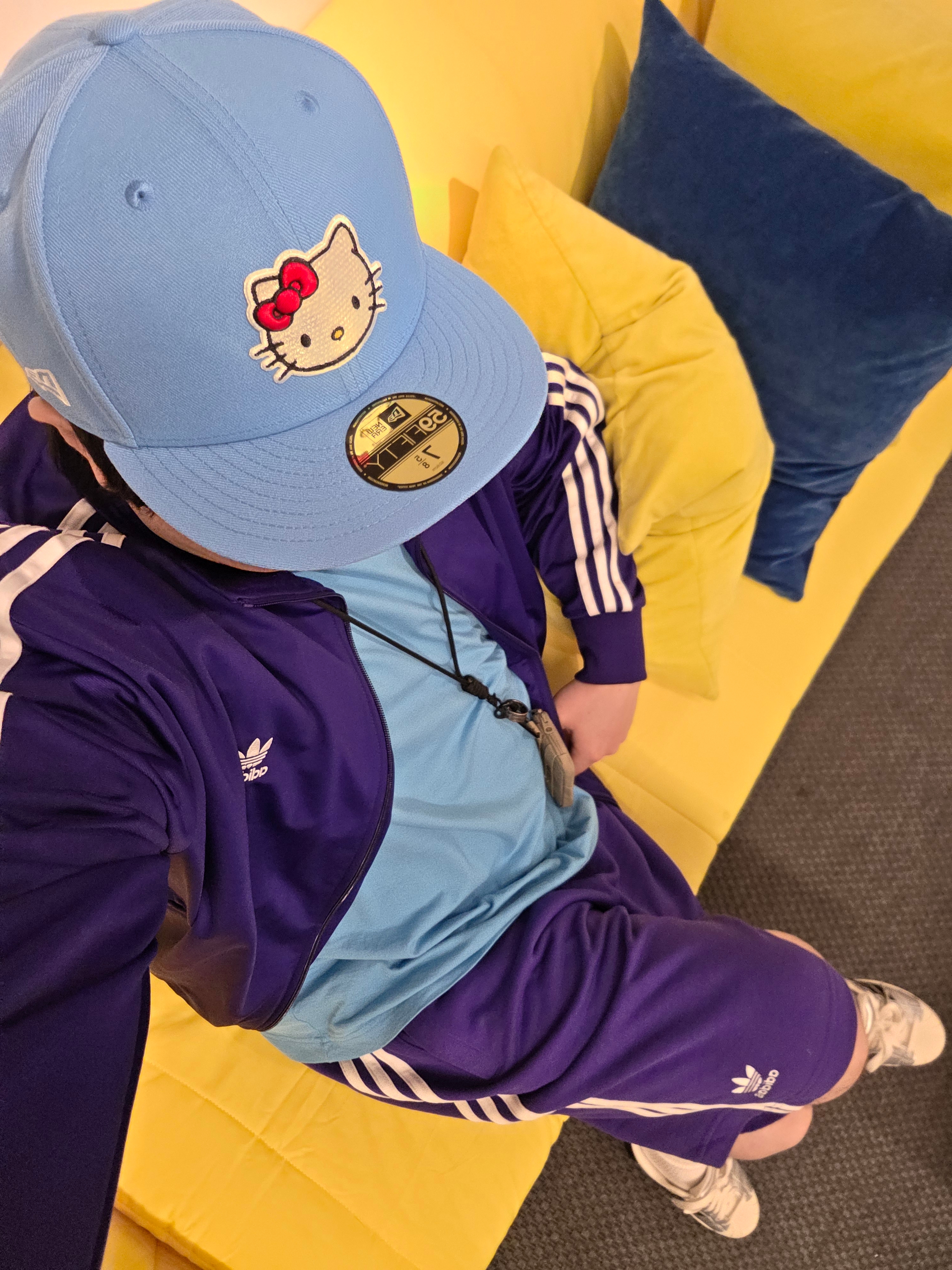 New Era x Hello Kitty Size Cap Radiant Blue, Adidas Adicolor Classic Firebird Track Top Collegiate Purple - KR Sizing 착용 스타일 - 2
