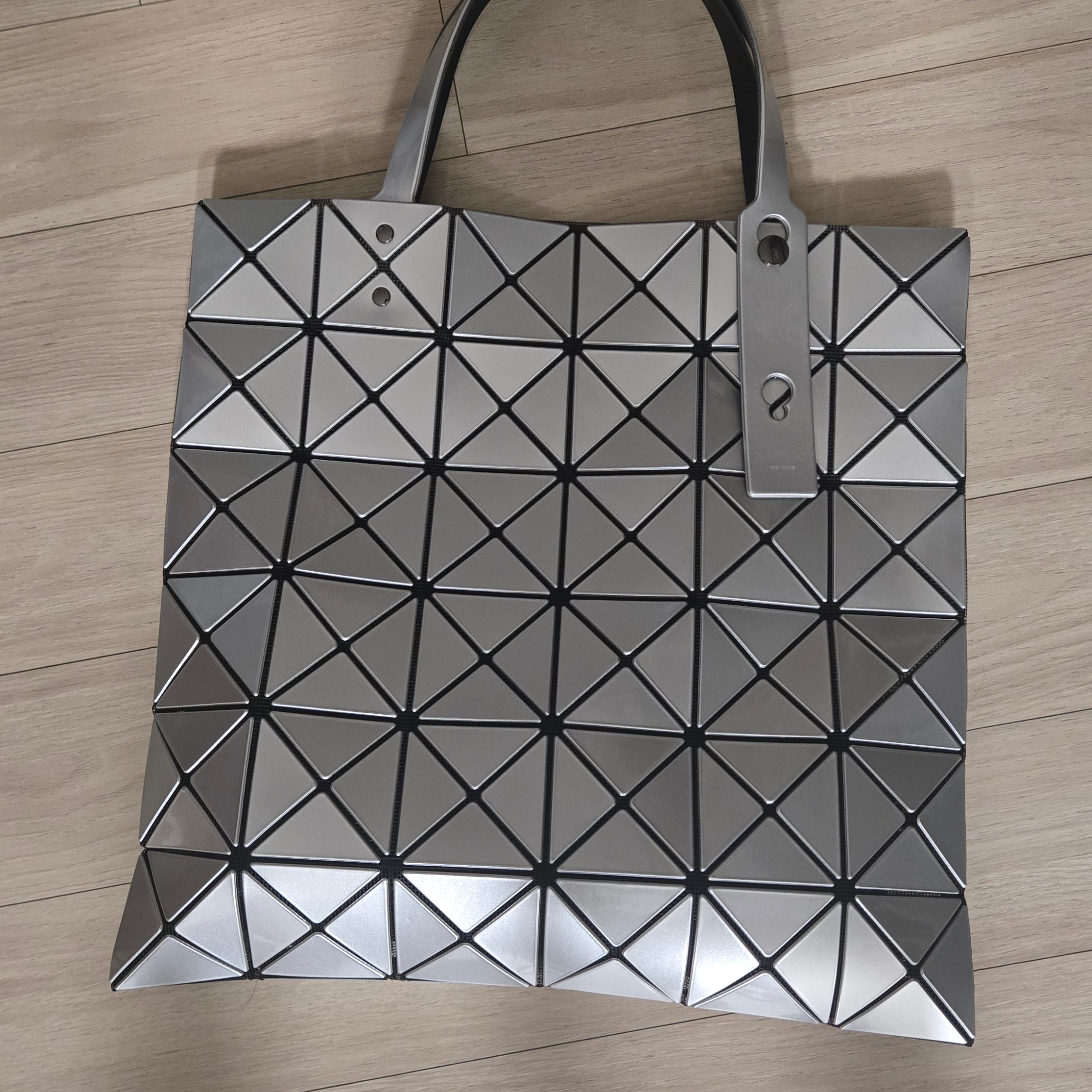 Bao Bao Issey Miyake Lucent Tote Bag Silver 착용 스타일