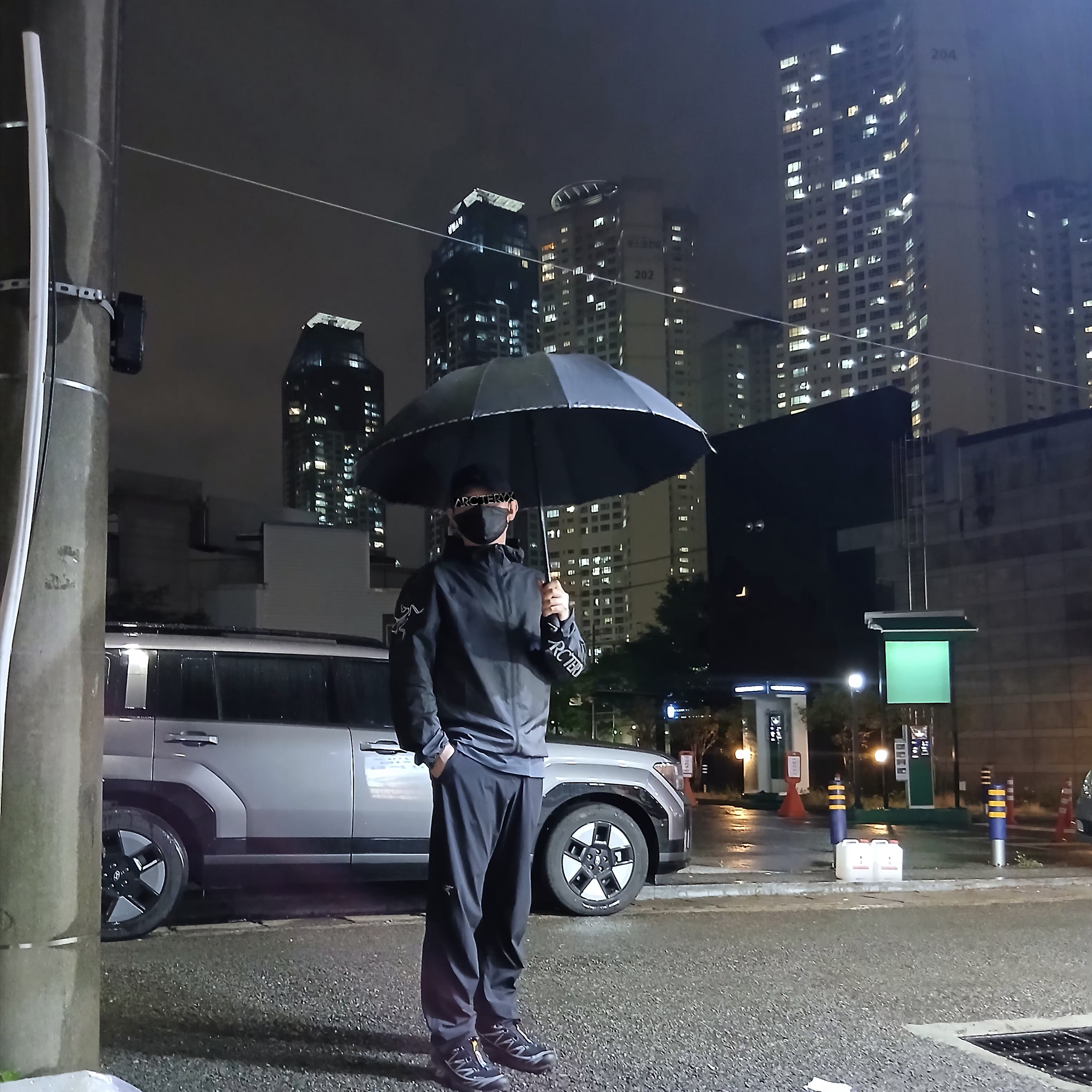 Arc'teryx Gamma 5 Panel Cap Black Arctic Silk, Arc'teryx Incendo Pants Black 착용 스타일 - 1