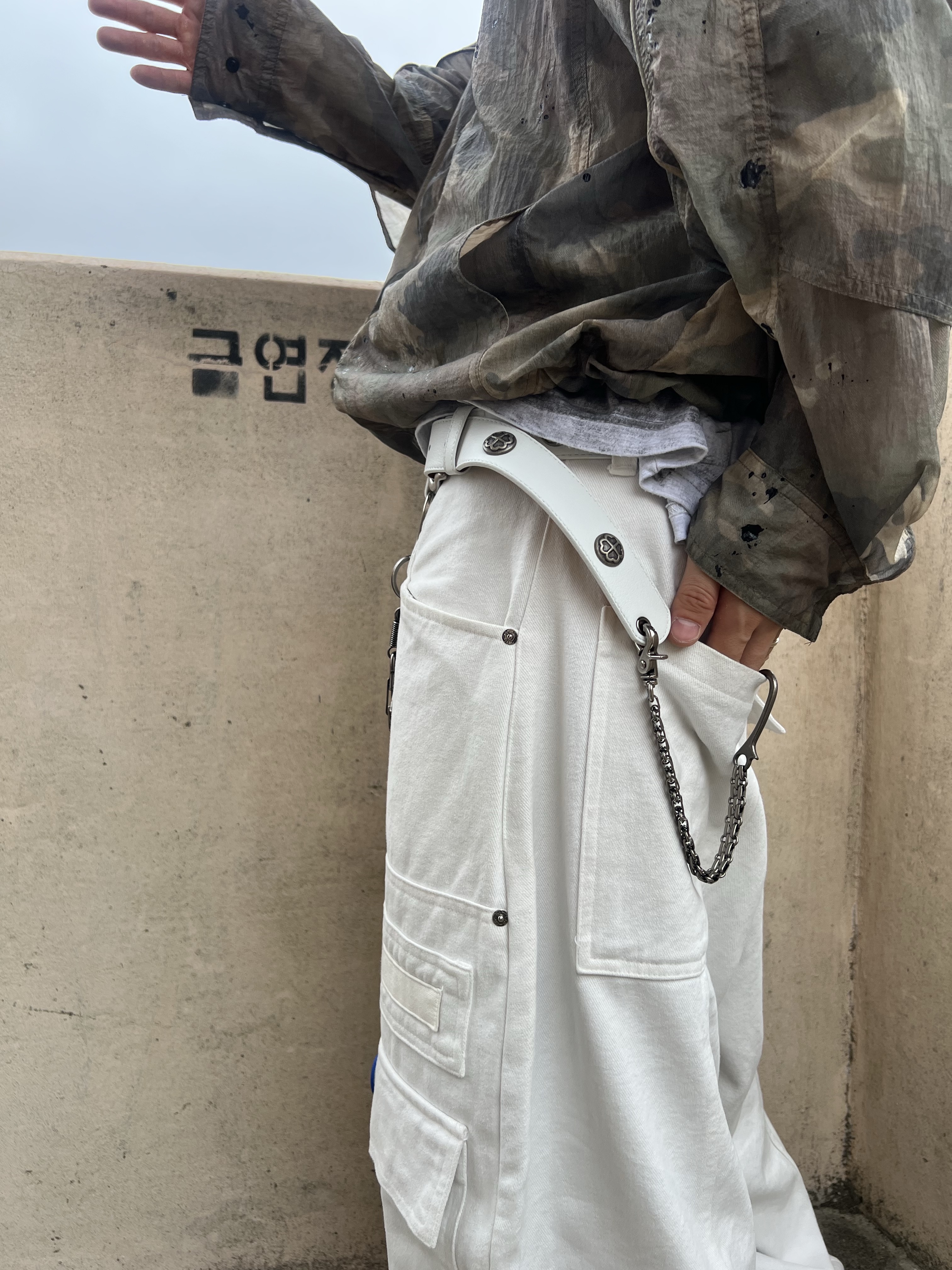 Nos Couleurs x Koin x Llud Rivet Carpenter Pants White, Timberland Heritage Gore-Tex Moc Toe Mid Boots Light Green Suede - Wide 착용 스타일 - 8