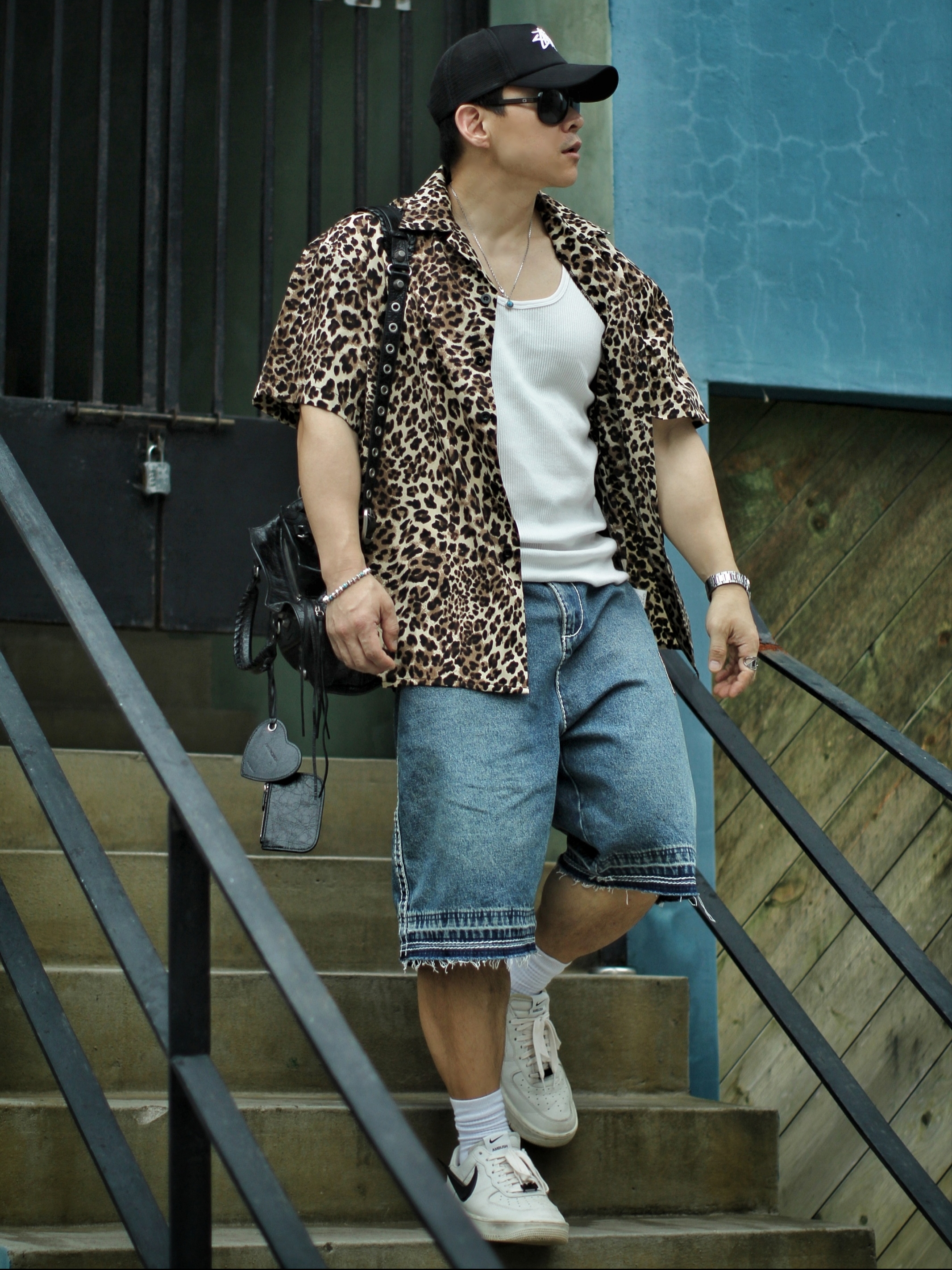 Stussy Basic Trucker Cap Navy, True Religion Double Pocket Wide Denim Shorts_Washed Indigo 착용 스타일 - 1