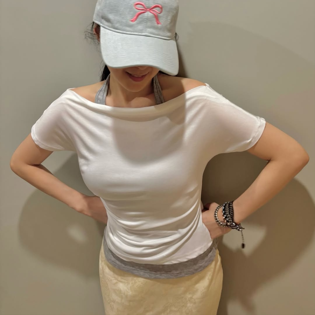 ARCMOOR Draped Off-Shoulder White, ARCMOOR Draped Off-Shoulder Light Grey 착용 스타일
