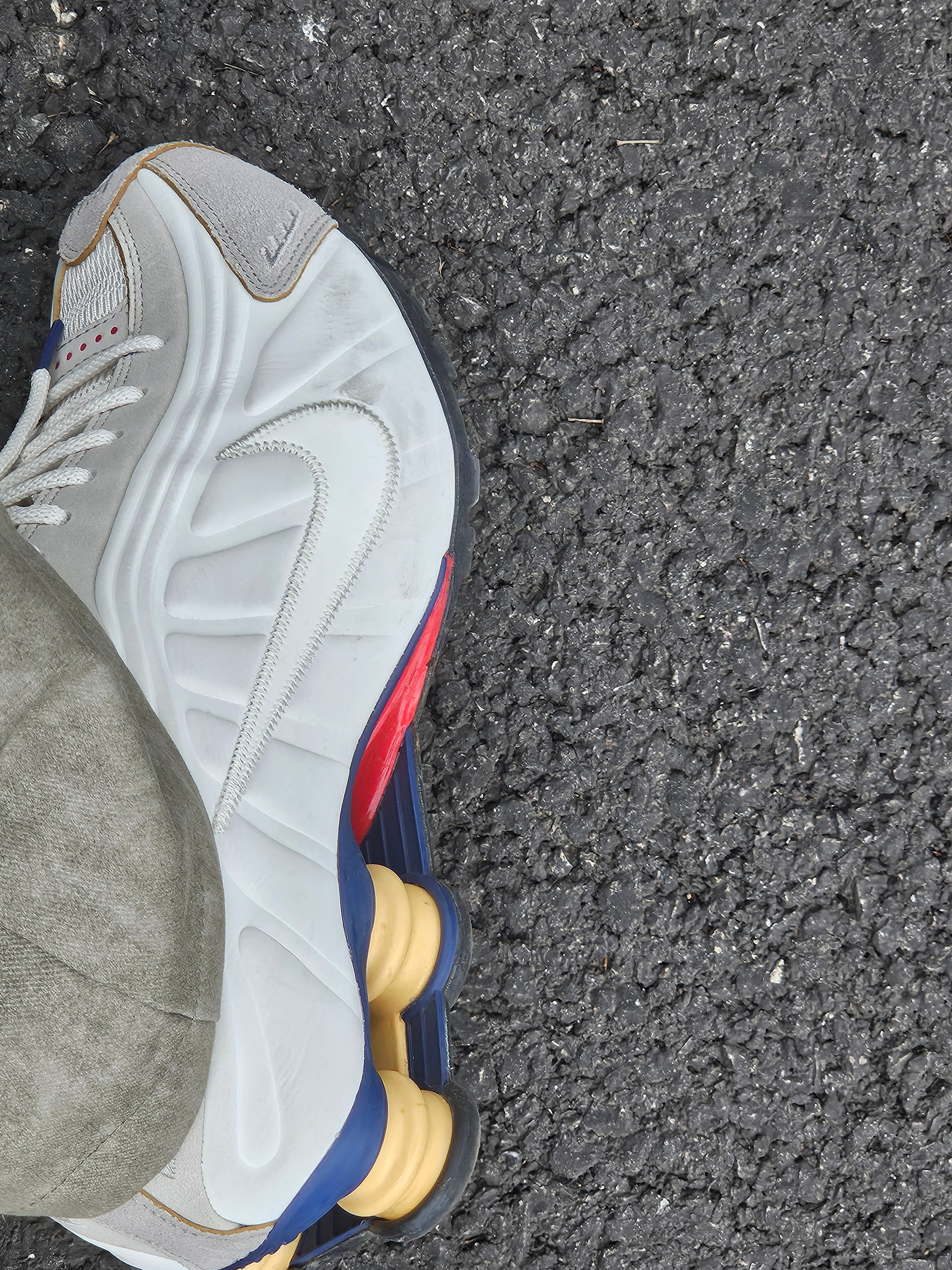 Nike Shox R4 PRM Light Iron Ore and Phantom 착용 스타일