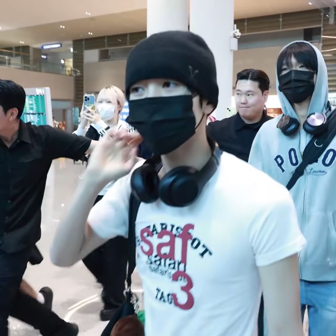 [KREAM 단독] Safarispot 1/2 Roux Base School Club Tee White, [KREAM 단독] Safarispot 1/2 Roux Base School Club Tee Brown 착용 스타일 - 1