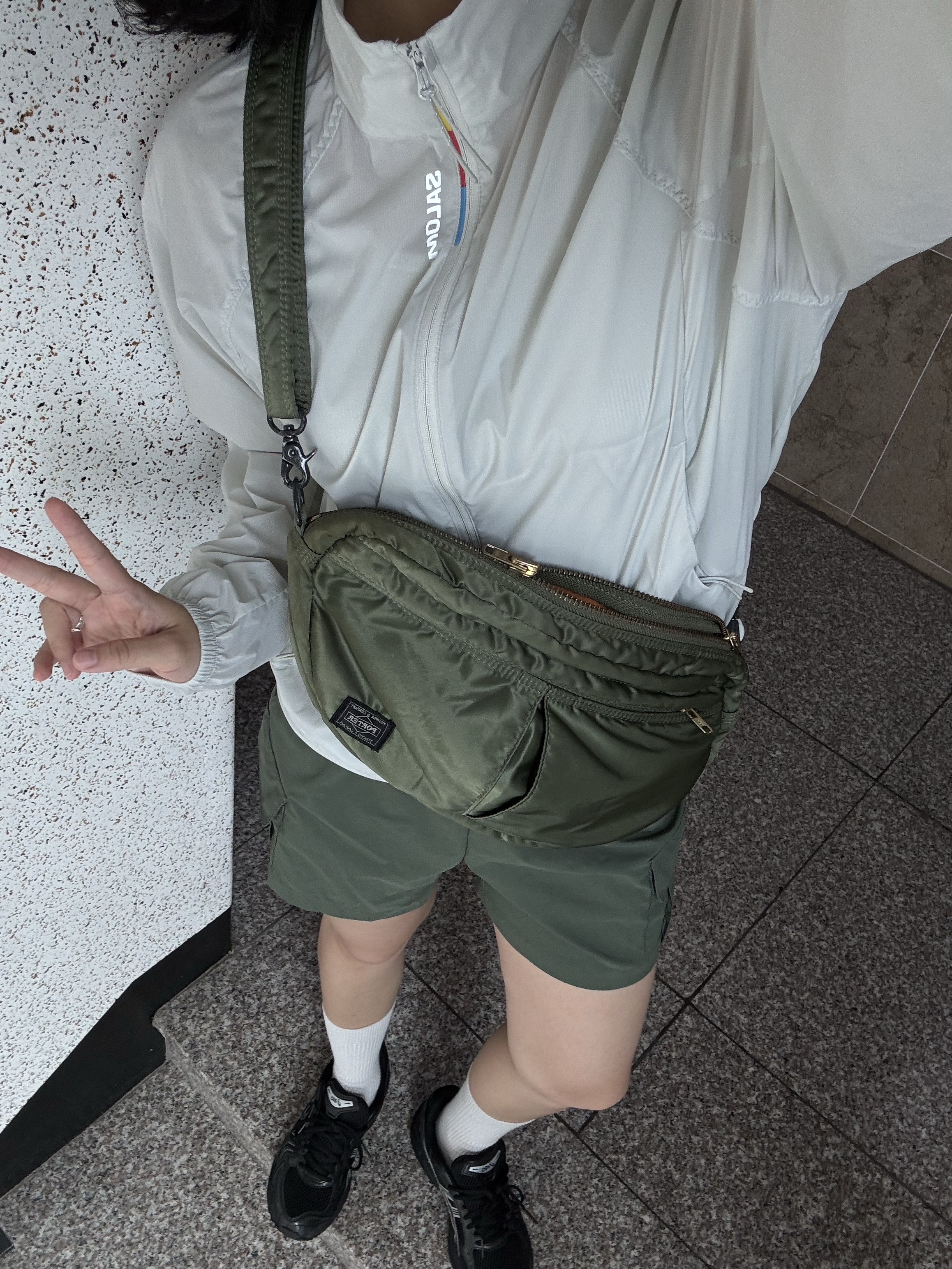 Asics Gel-Kayano 14 Black Pure Silver, Porter Tanker Shoulder Bag Sage Green 착용 스타일 - 2