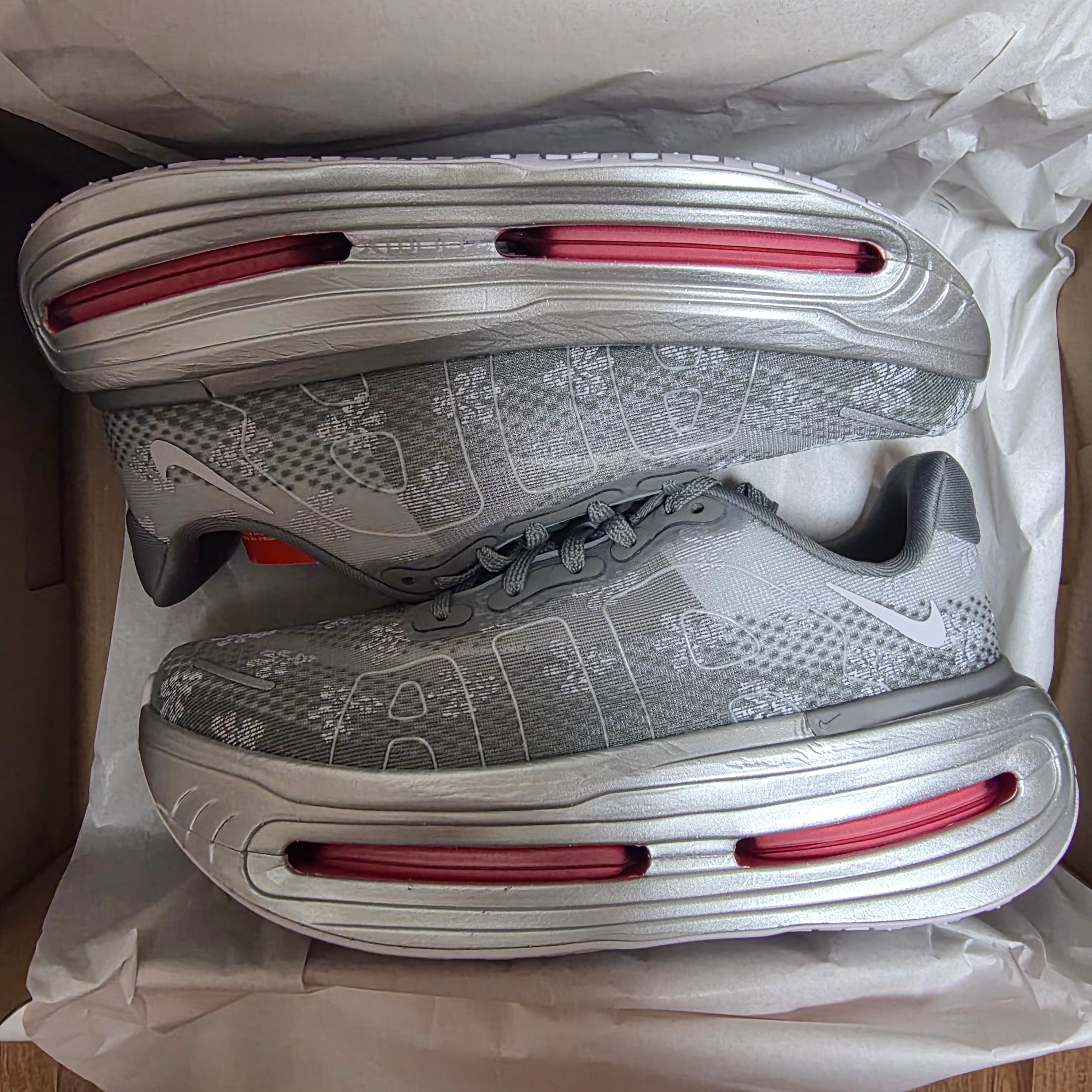 (W) Nike Vomero Premium Geyser Grey and Metallic Silver 착용 스타일