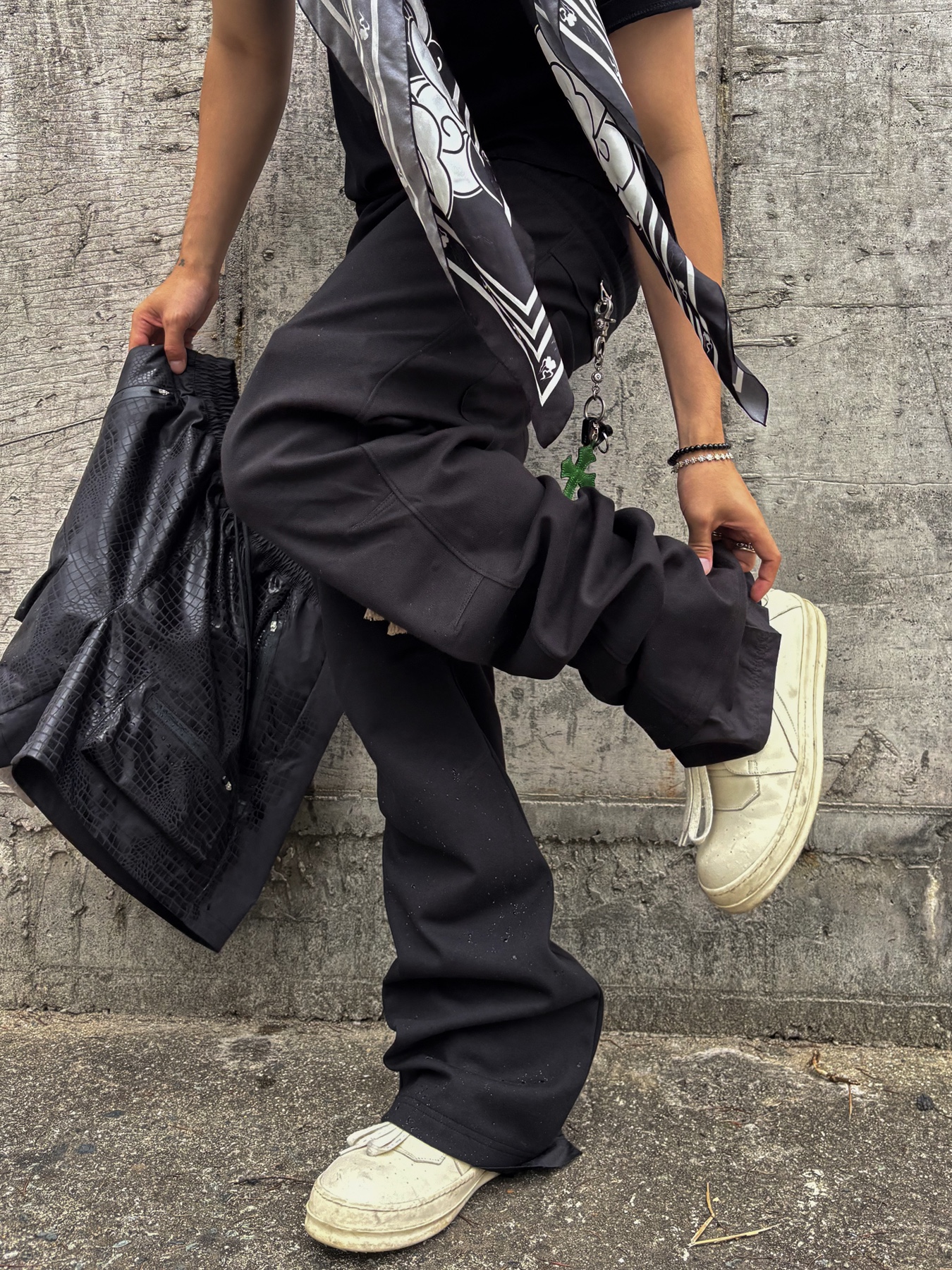 (W) Rick Owens Geobasket Sneakers Milk, Wapworks Flare Layerd Sweat Pants Black 착용 스타일 - 3