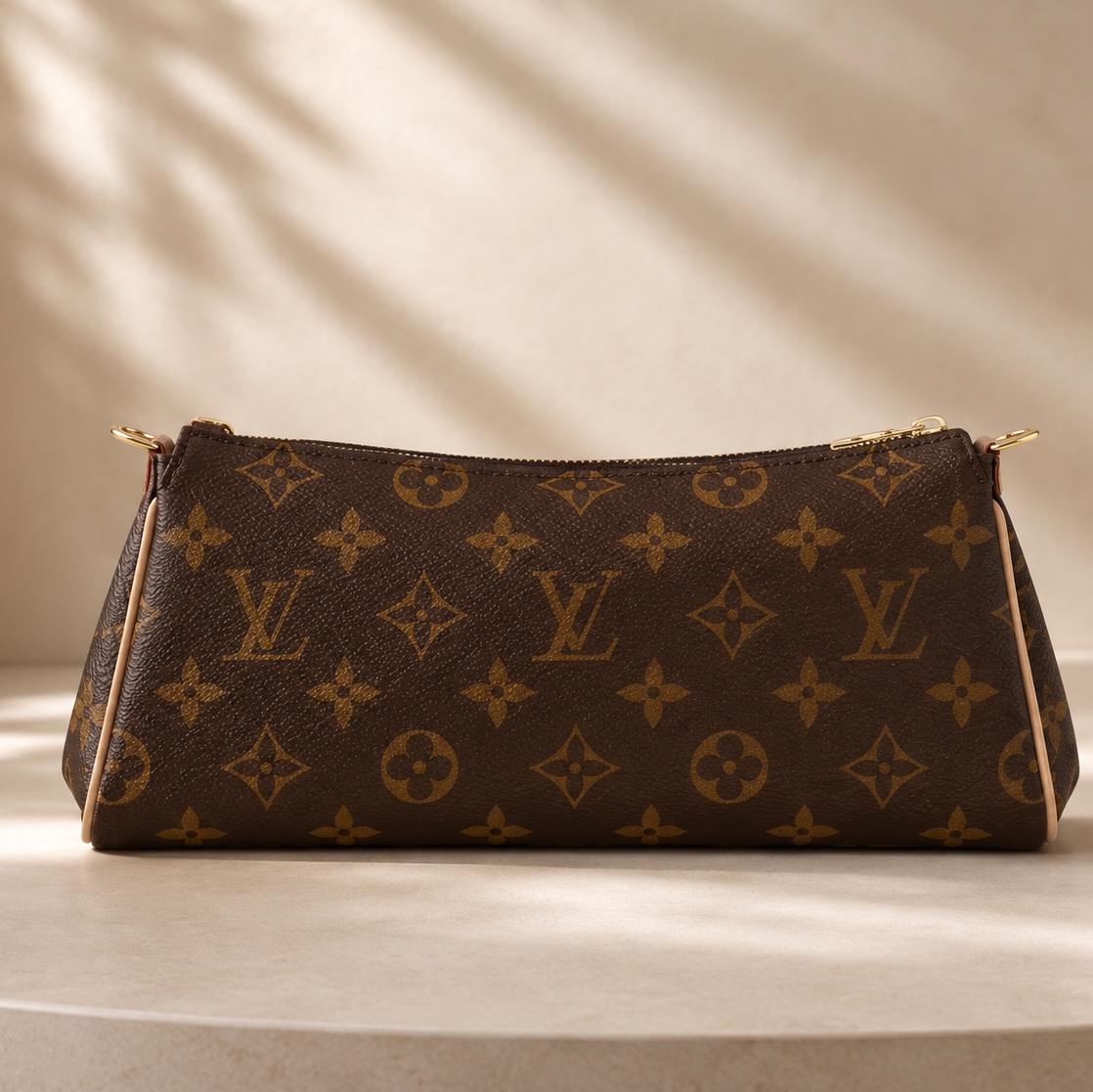Louis Vuitton Pochette Eva Monogram 착용 스타일 - 7