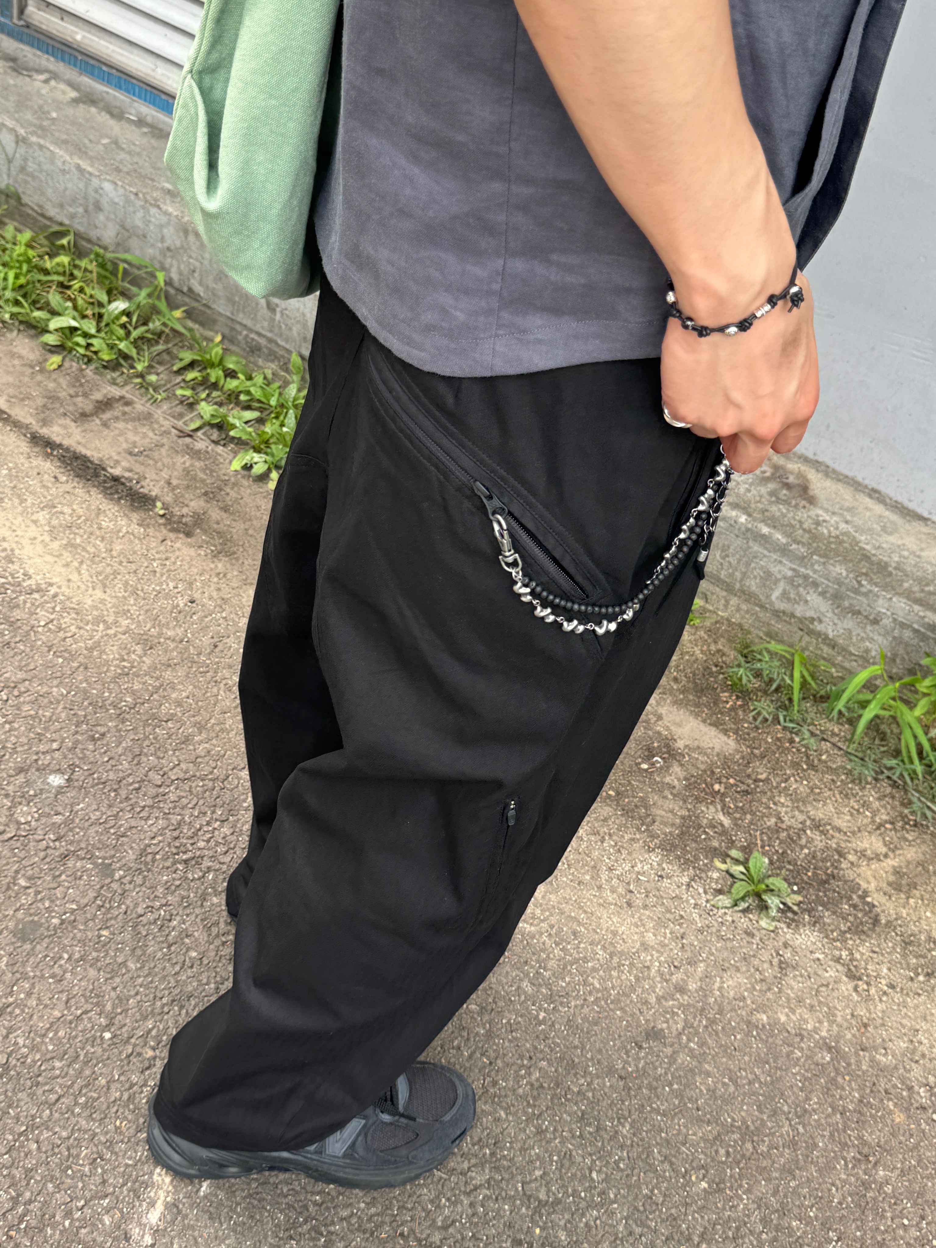 Hatchingroom Arc Zip Shirket Blue Grey, Sansan Gear Back Pocket Pants Black 착용 스타일 - 2