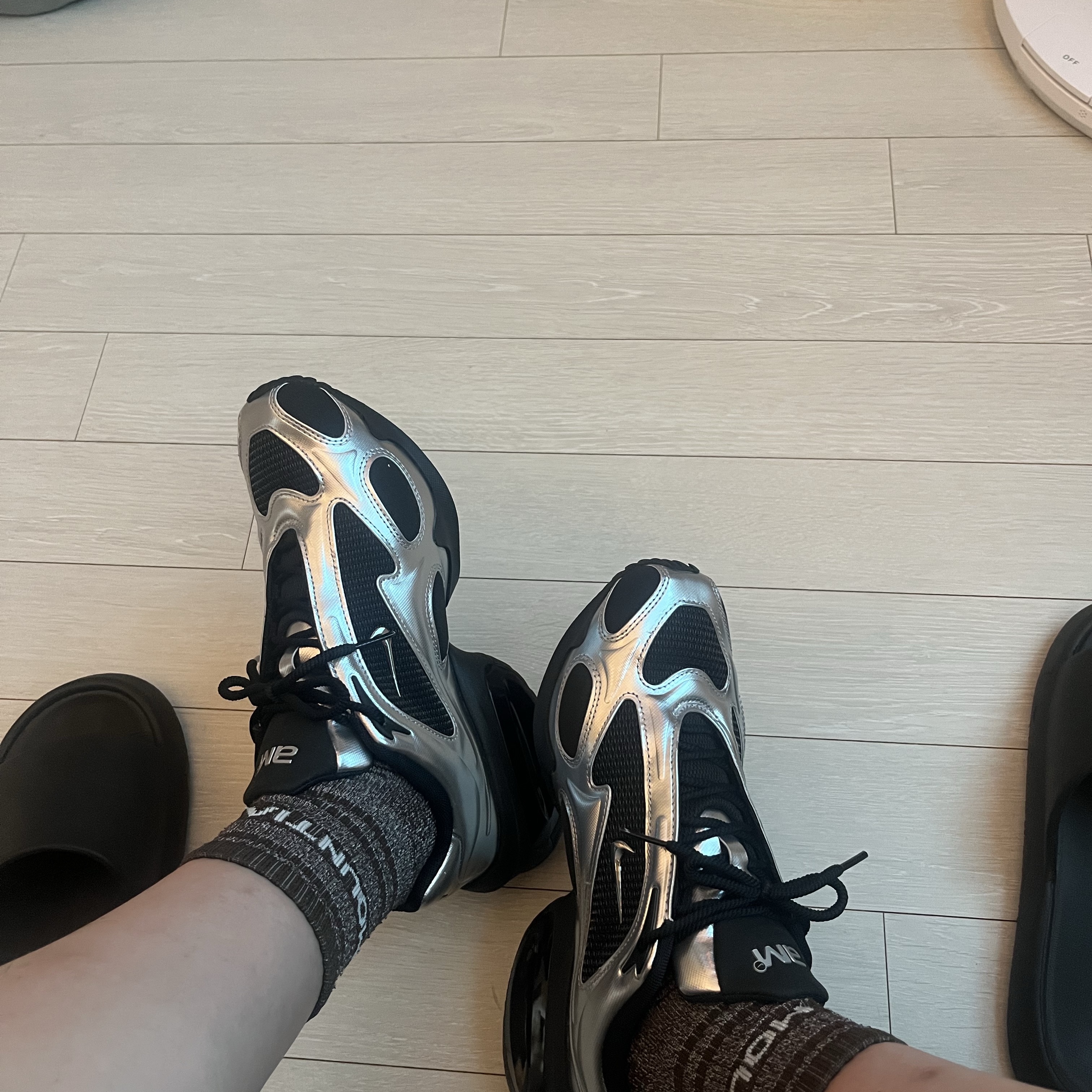 (W) Nike Air Max Muse Black and Metallic Silver 착용 스타일