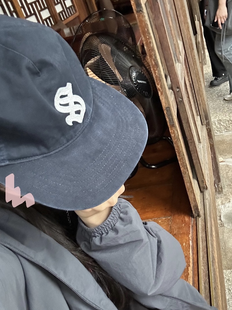 Sunday Ceremony Old English Applique Logo Cap - Navy 착용 스타일 - 5