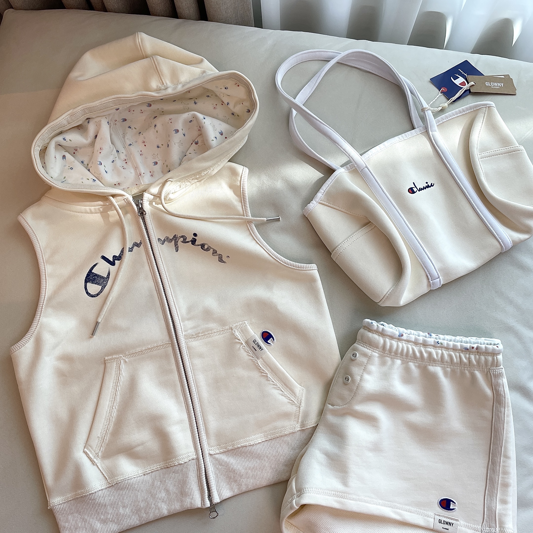 (W) Glowny x Champion Sweat Vest Hoodie Cream, (W) Glowny x Champion Sweat Shorts Cream 착용 스타일 - 1
