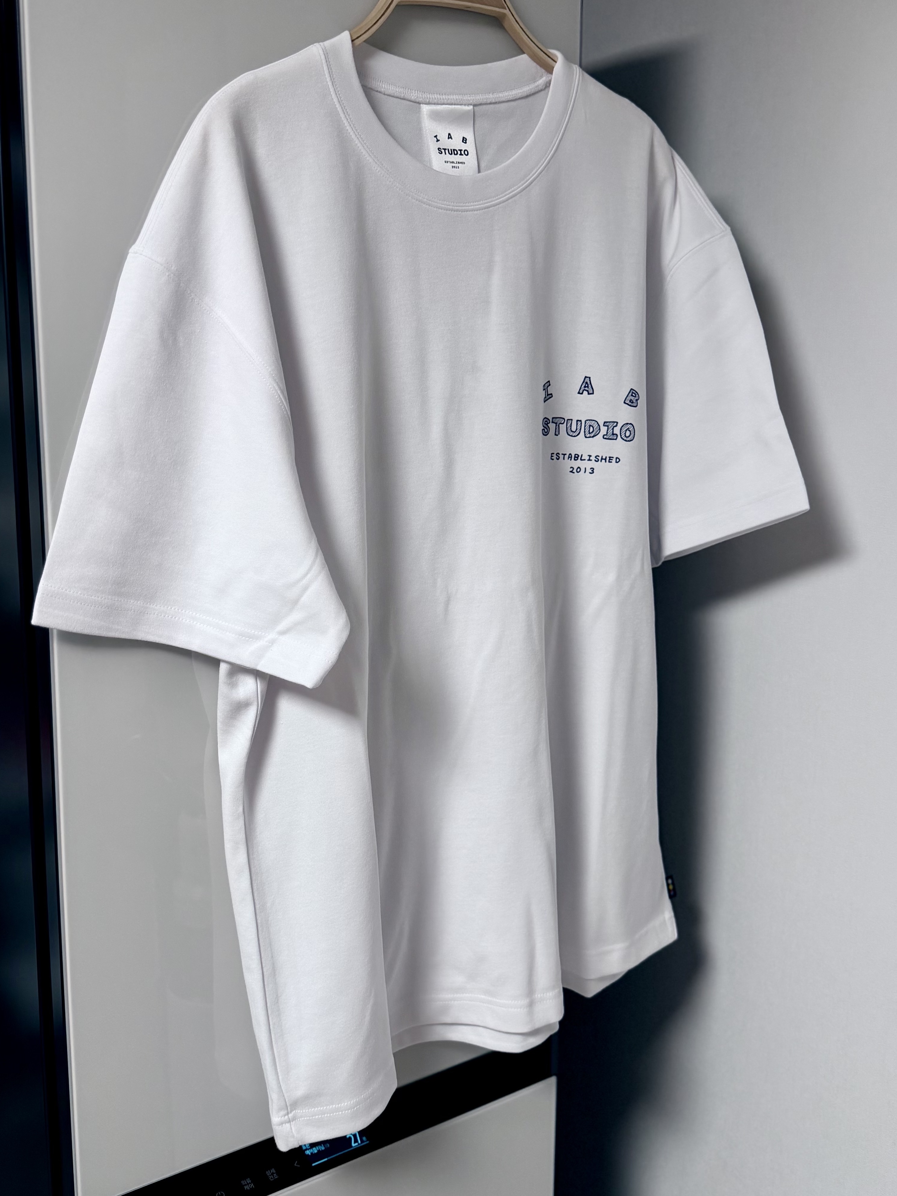 IAB Studio Sketch T-shirt White 착용 스타일 - 2
