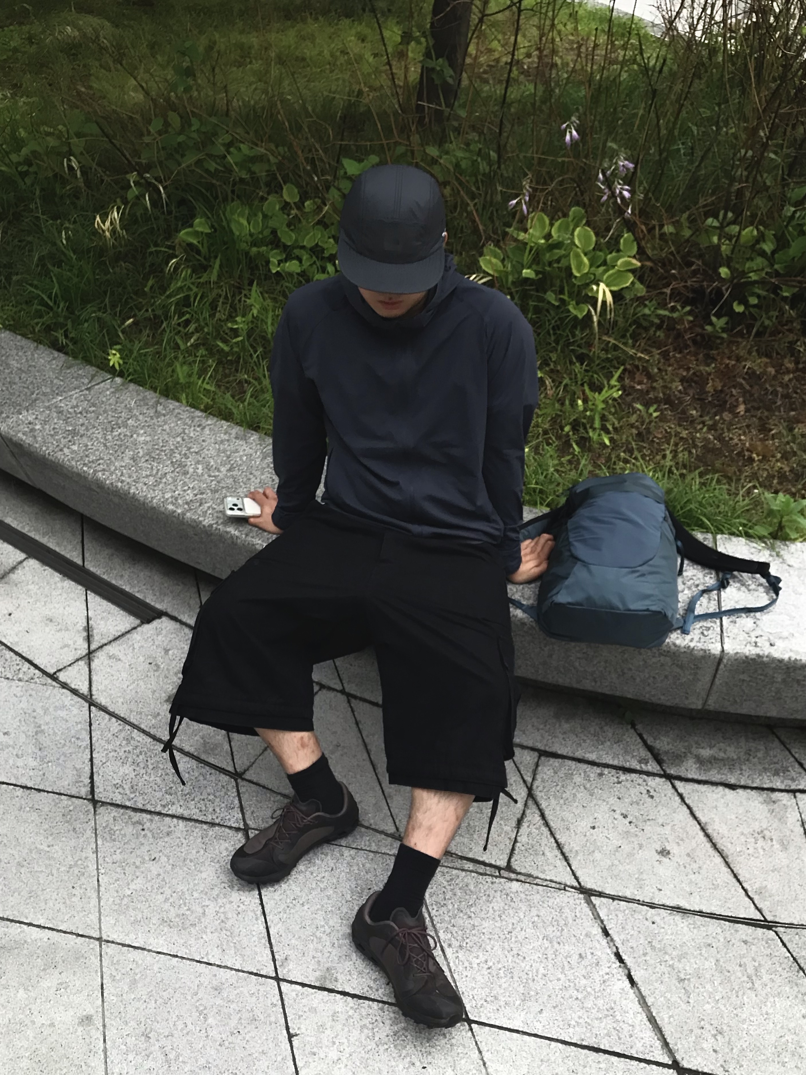 Uniqlo Dry EX UV Protection Full Zip Hoodie Gray, Uniqlo U Crewneck T-Shirt Gray 착용 스타일 - 1