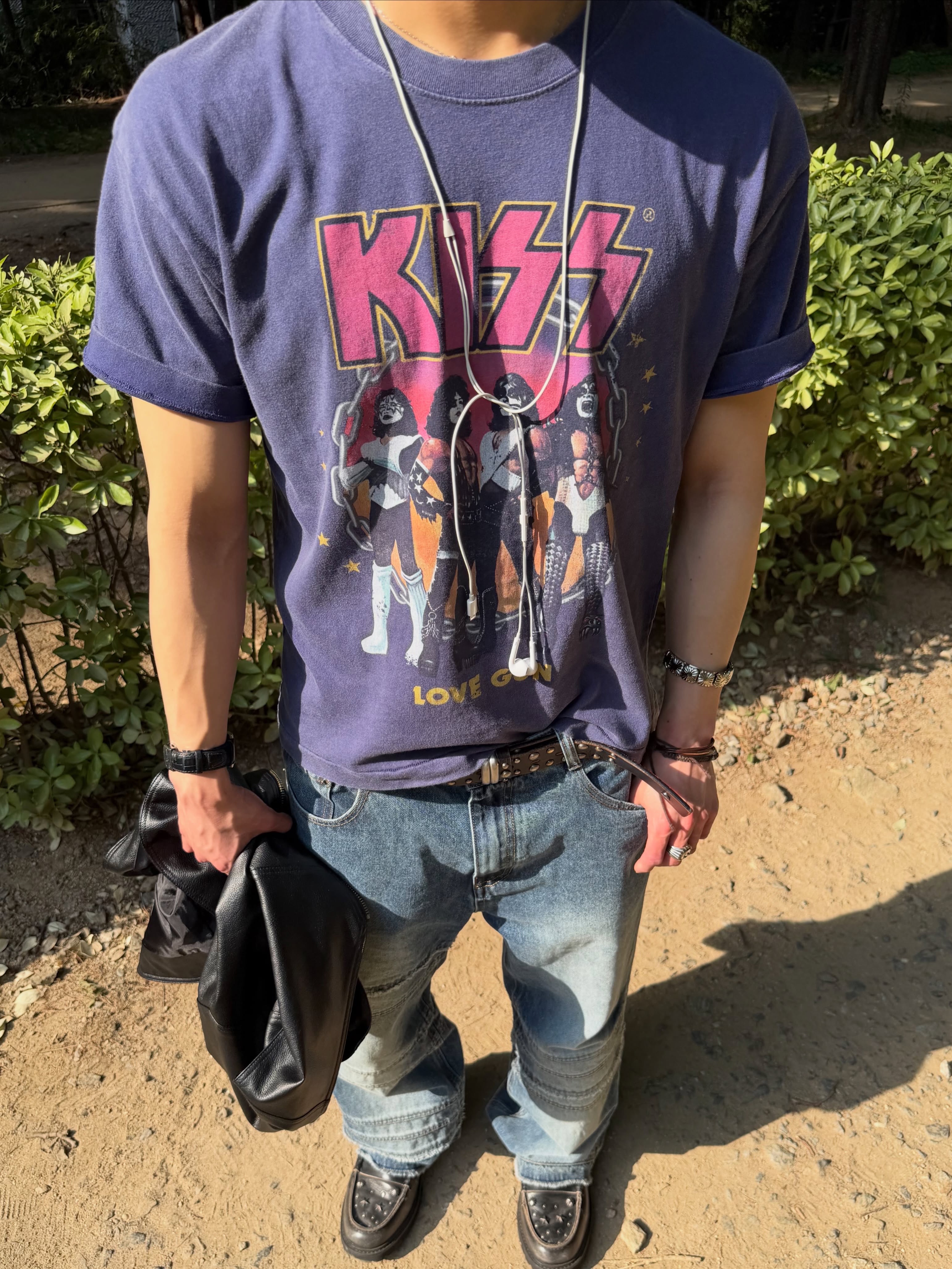 MAINBOOTH X KISS Love Gun T-shirt Deep Purple 착용 스타일 - 2