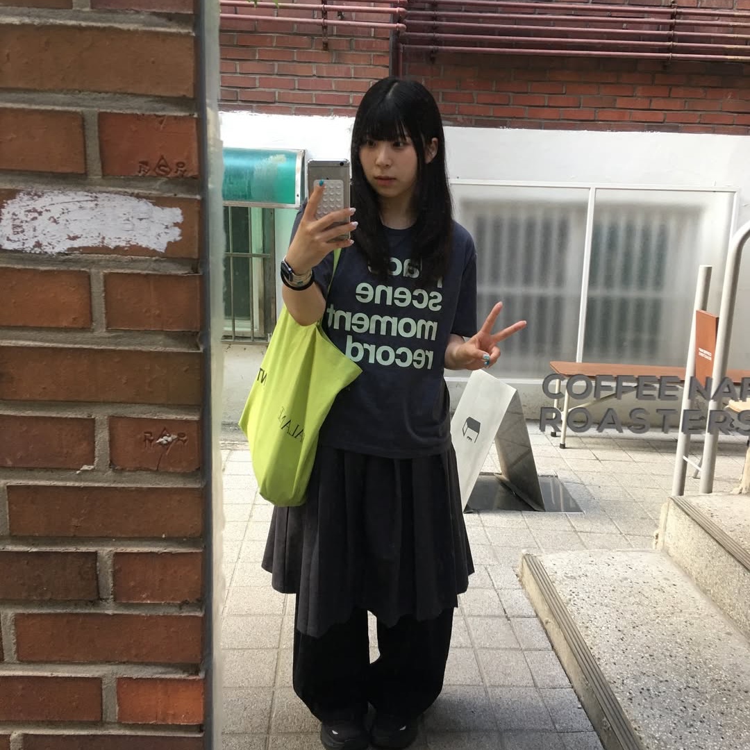SLOW RECORD HOUSE Archive Typo T-Shirt Charcoal 착용 스타일 - 4