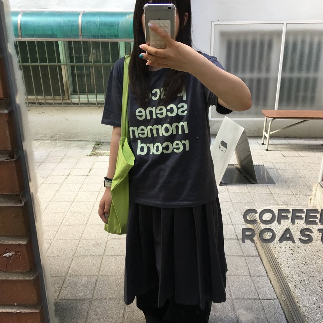 SLOW RECORD HOUSE Archive Typo T-Shirt Charcoal 착용 스타일 - 2