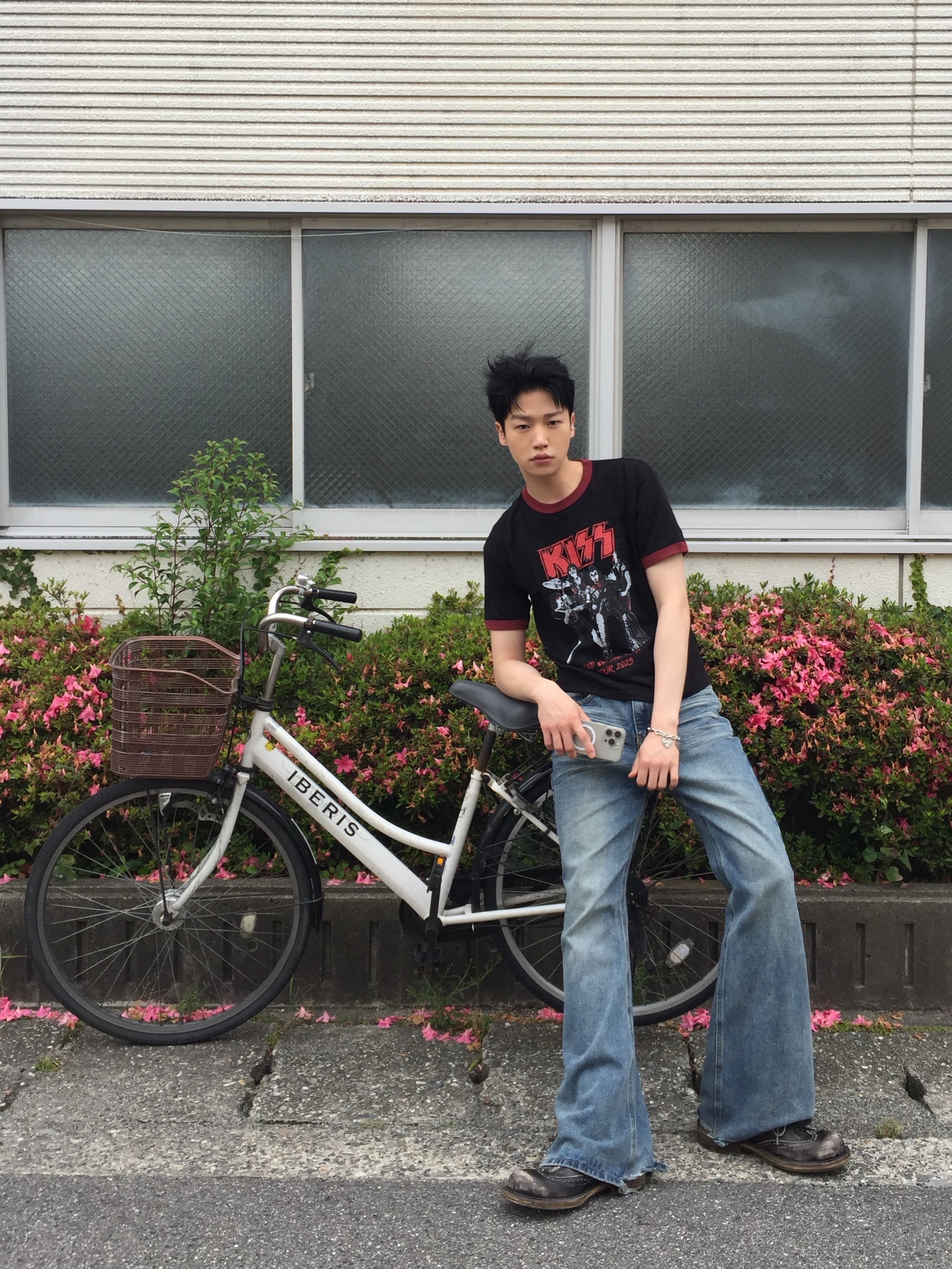 MAINBOOTH X KISS End of the Road T-shirt Black 착용 스타일 - 1