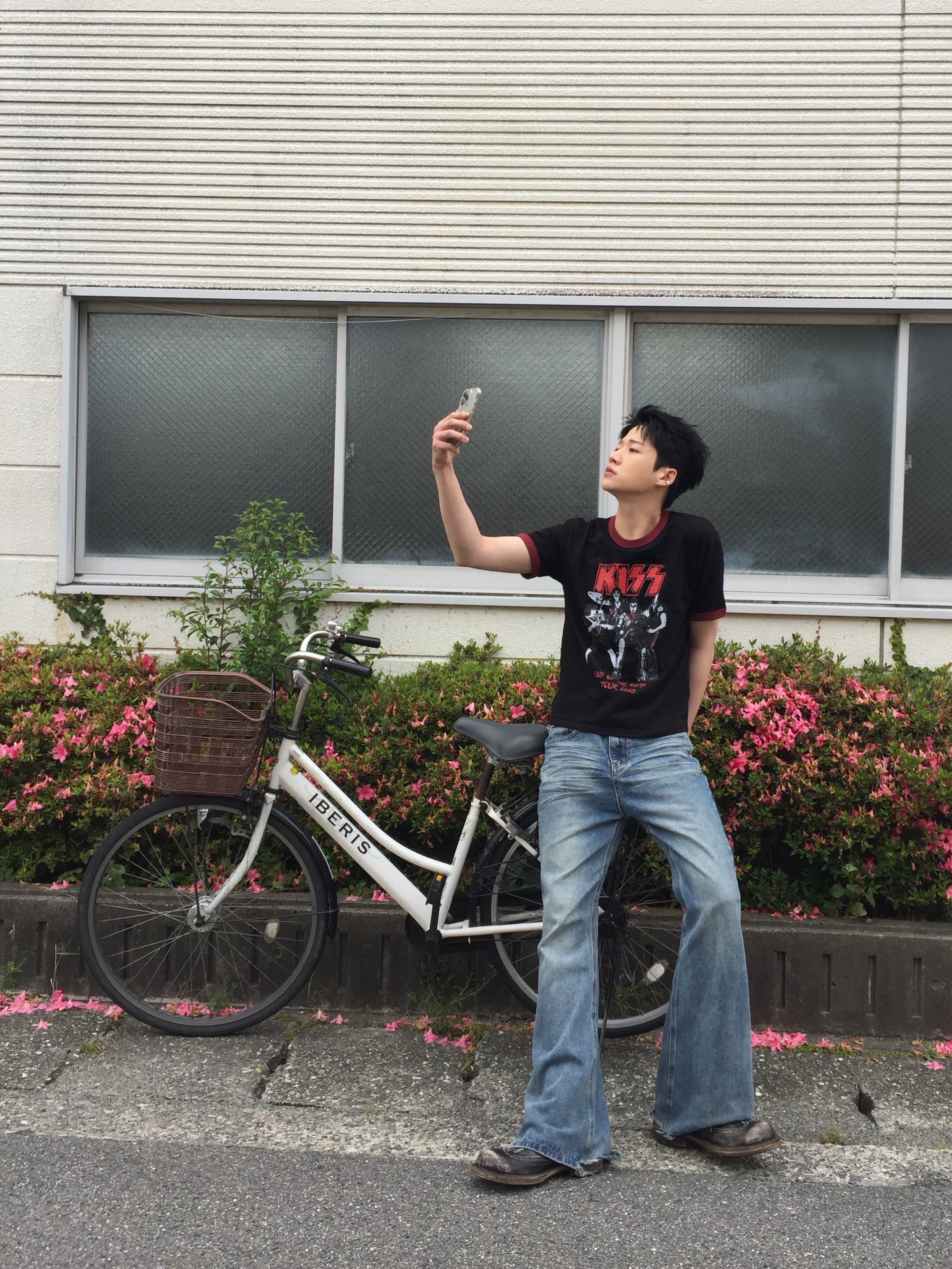 MAINBOOTH X KISS End of the Road T-shirt Black 착용 스타일 - 2