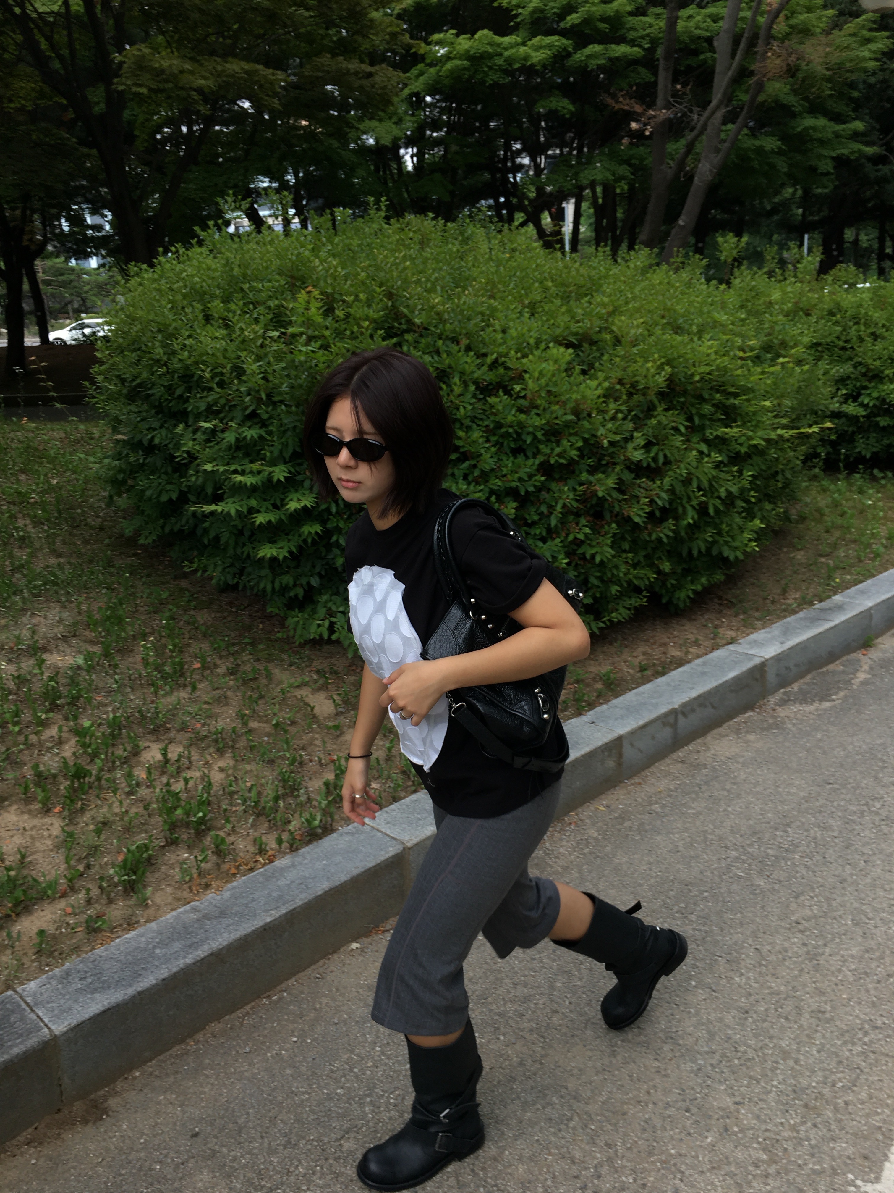 [6% 적립] NegativeThree  Slouchy Long Boots Washed Black, Balenciaga Le City Medium Bag Black Silver 착용 스타일