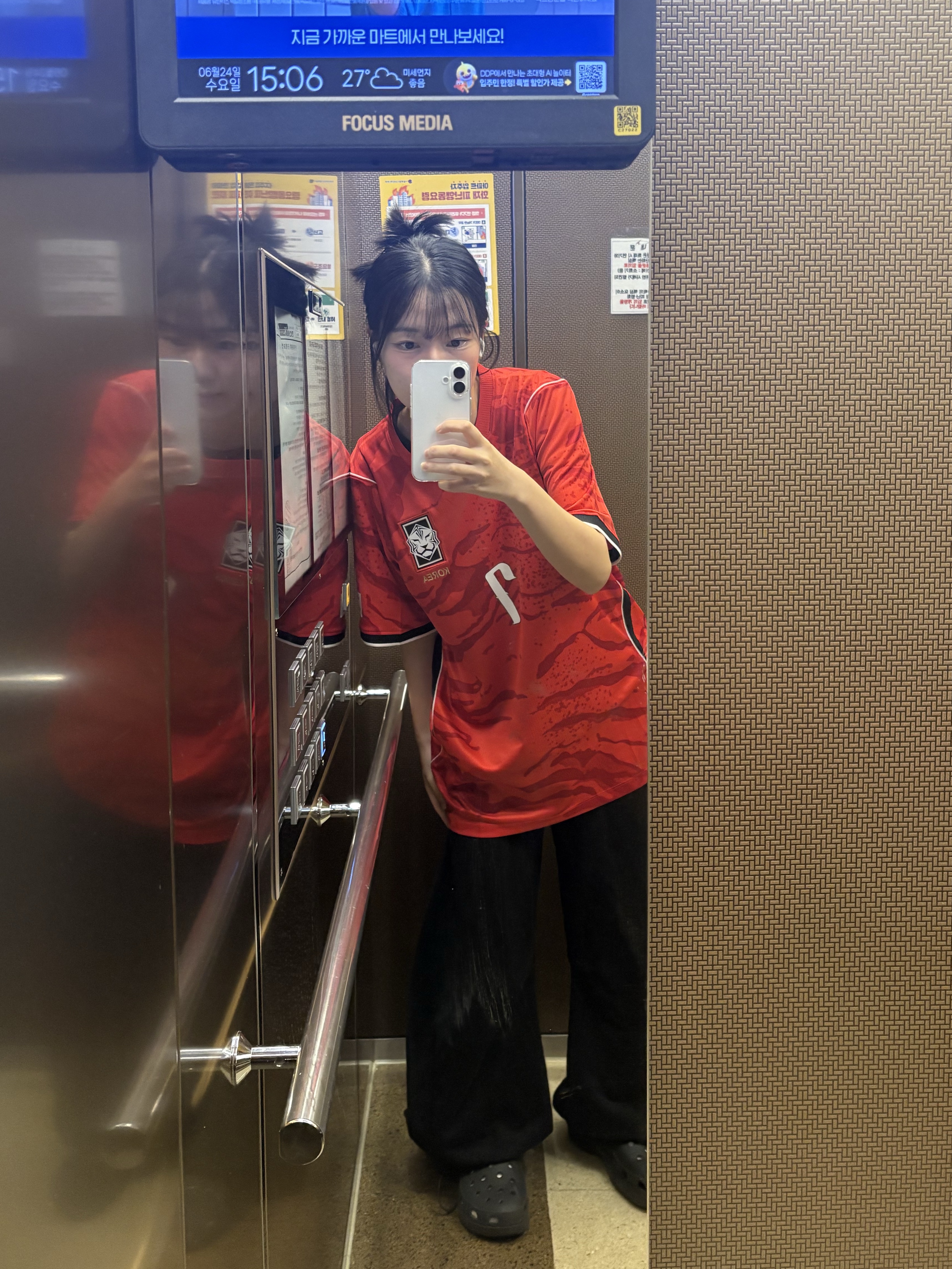 Nike Korea 2026 Stadium Home Dri-Fit Soccer Replica Jersey Global Red Black (Non Marking Ver.), (W) Crocs Classic Platform Clog Black 착용 스타일 - 3