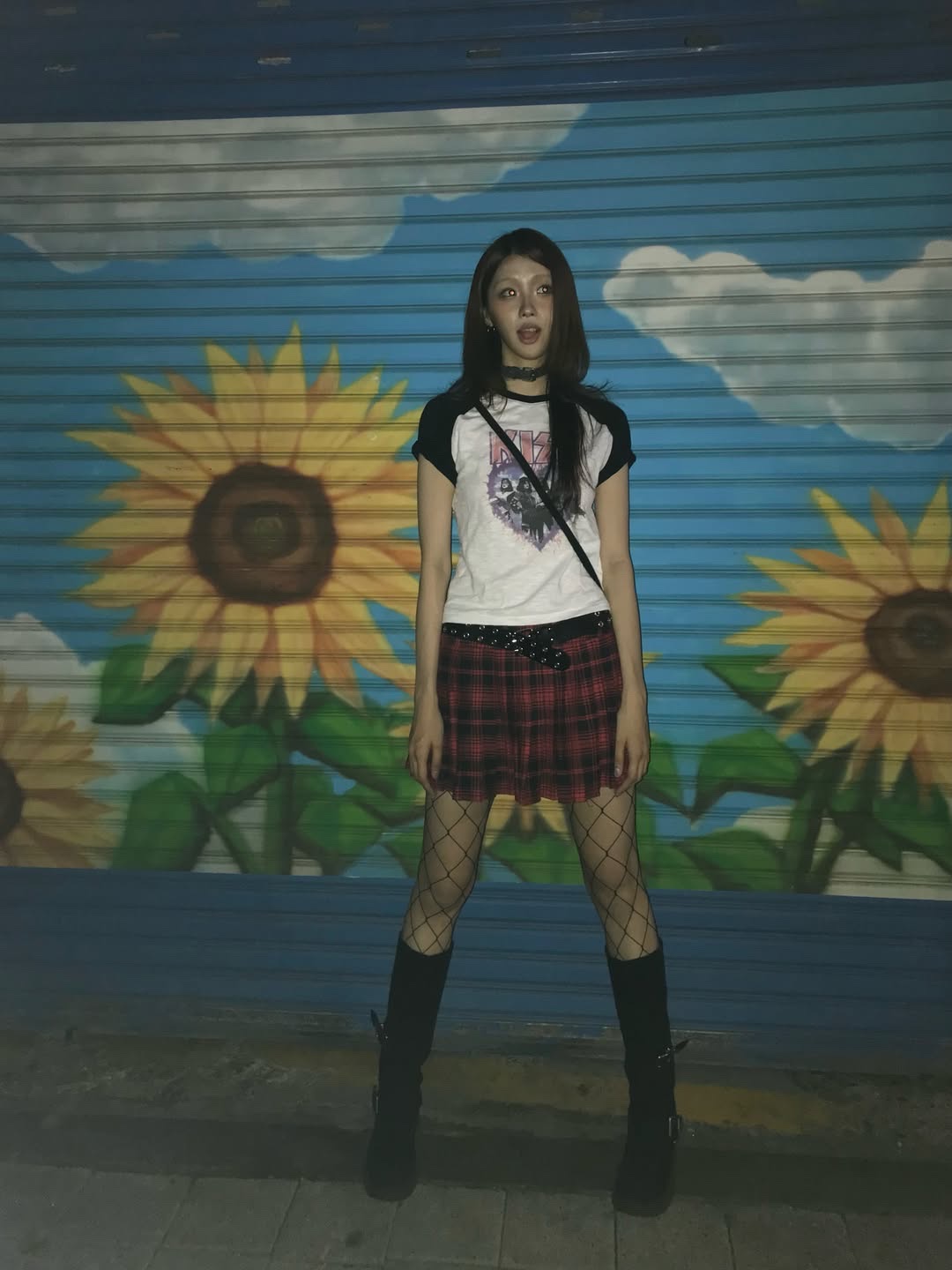 MAINBOOTH X KISS Woman Heart T-shirt White 착용 스타일 - 7
