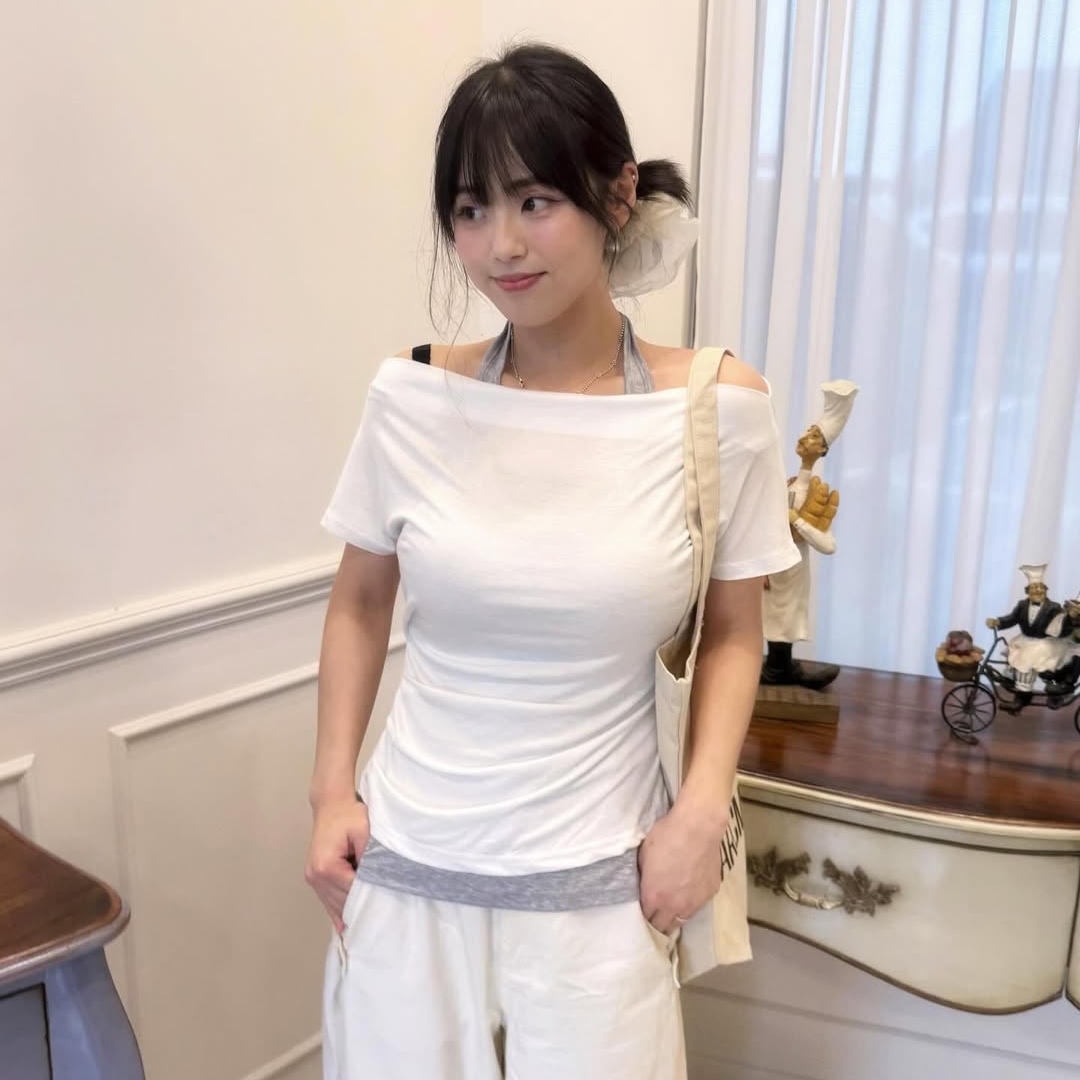ARCMOOR Draped Off-Shoulder White, ARCMOOR Draped Off-Shoulder Light Grey 착용 스타일 - 2