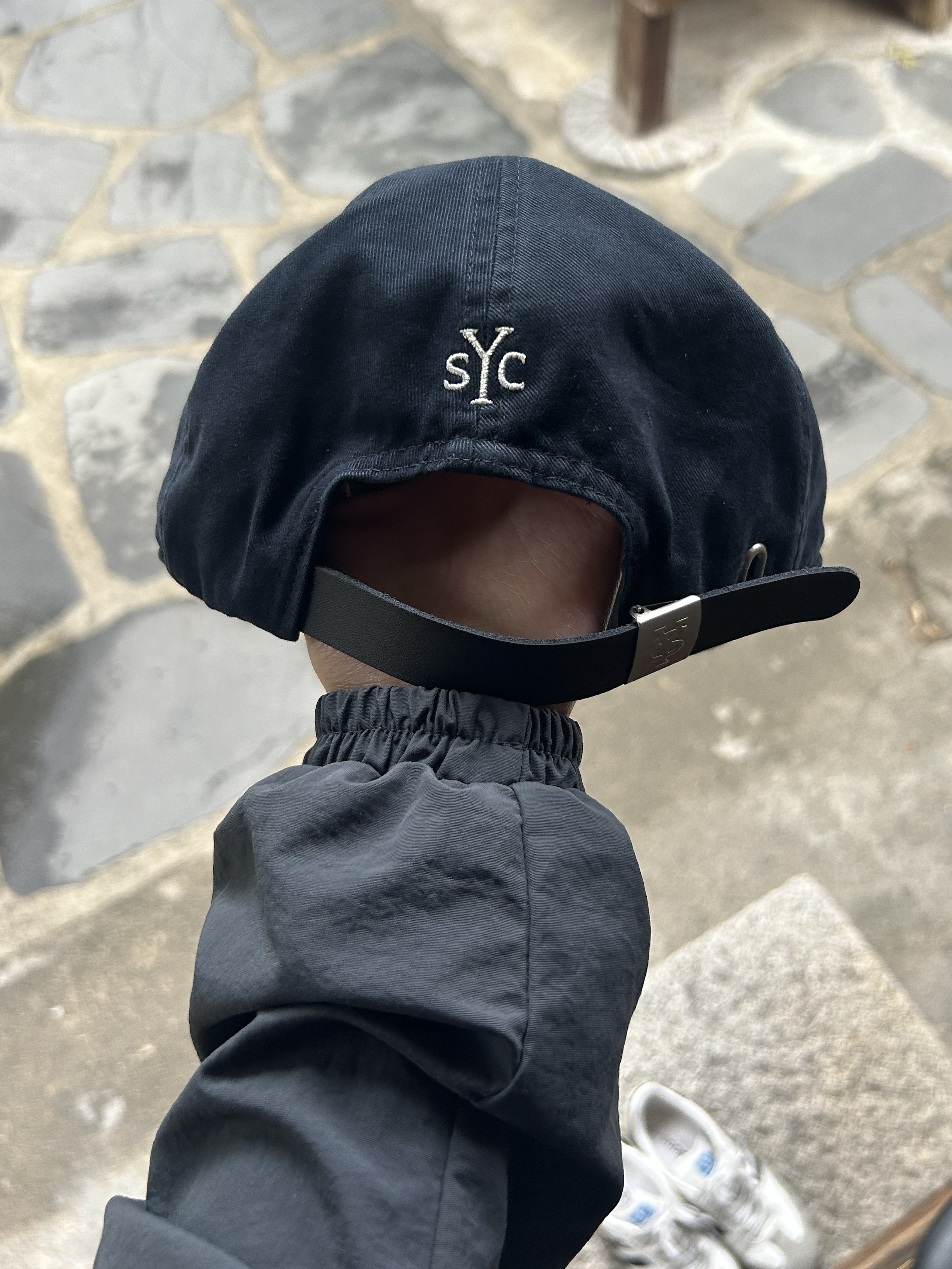 Sunday Ceremony Old English Applique Logo Cap - Navy 착용 스타일 - 3
