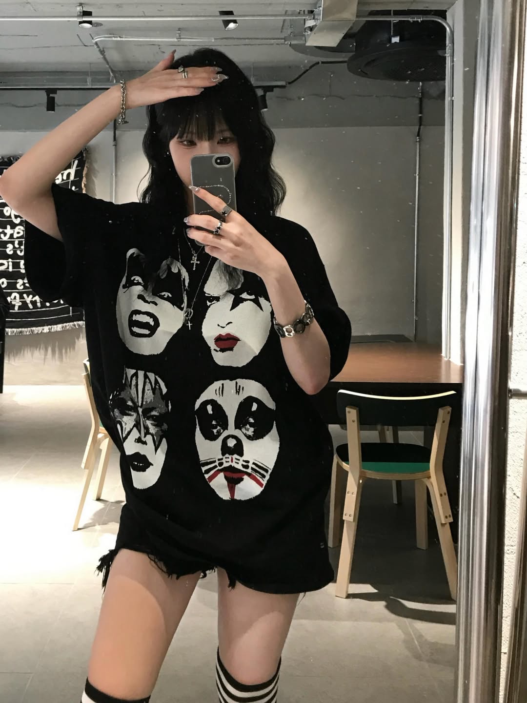 MAINBOOTH X KISS Four Faces Oversized T-shirt Black 착용 스타일 - 8