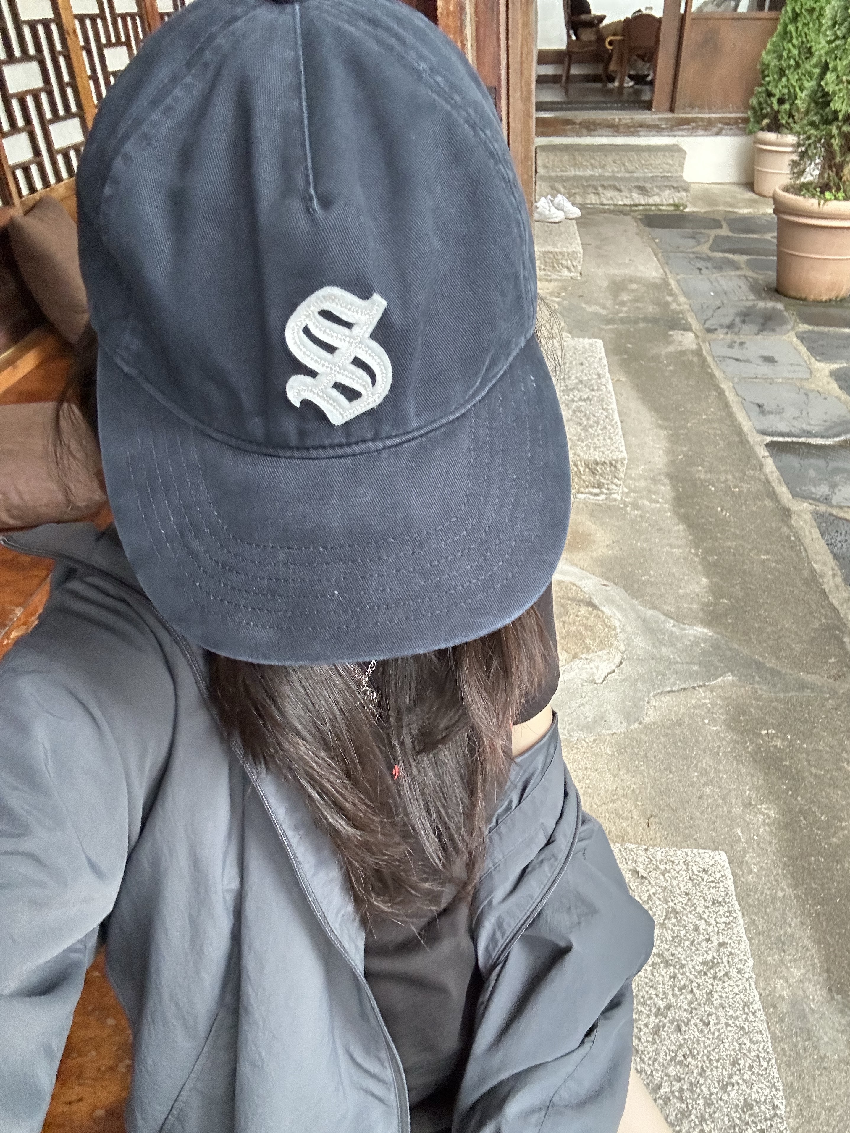 Sunday Ceremony Old English Applique Logo Cap - Navy 착용 스타일 - 4