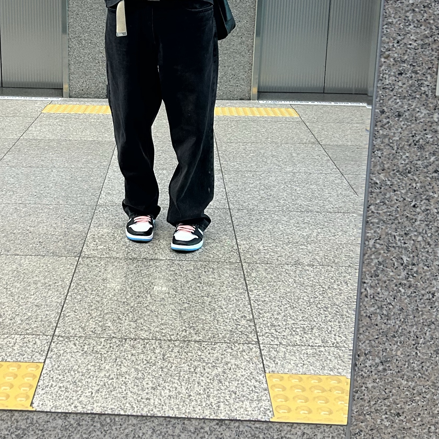 Jordan 1 Retro Low OG Black and Dark Powder Blue 착용 스타일