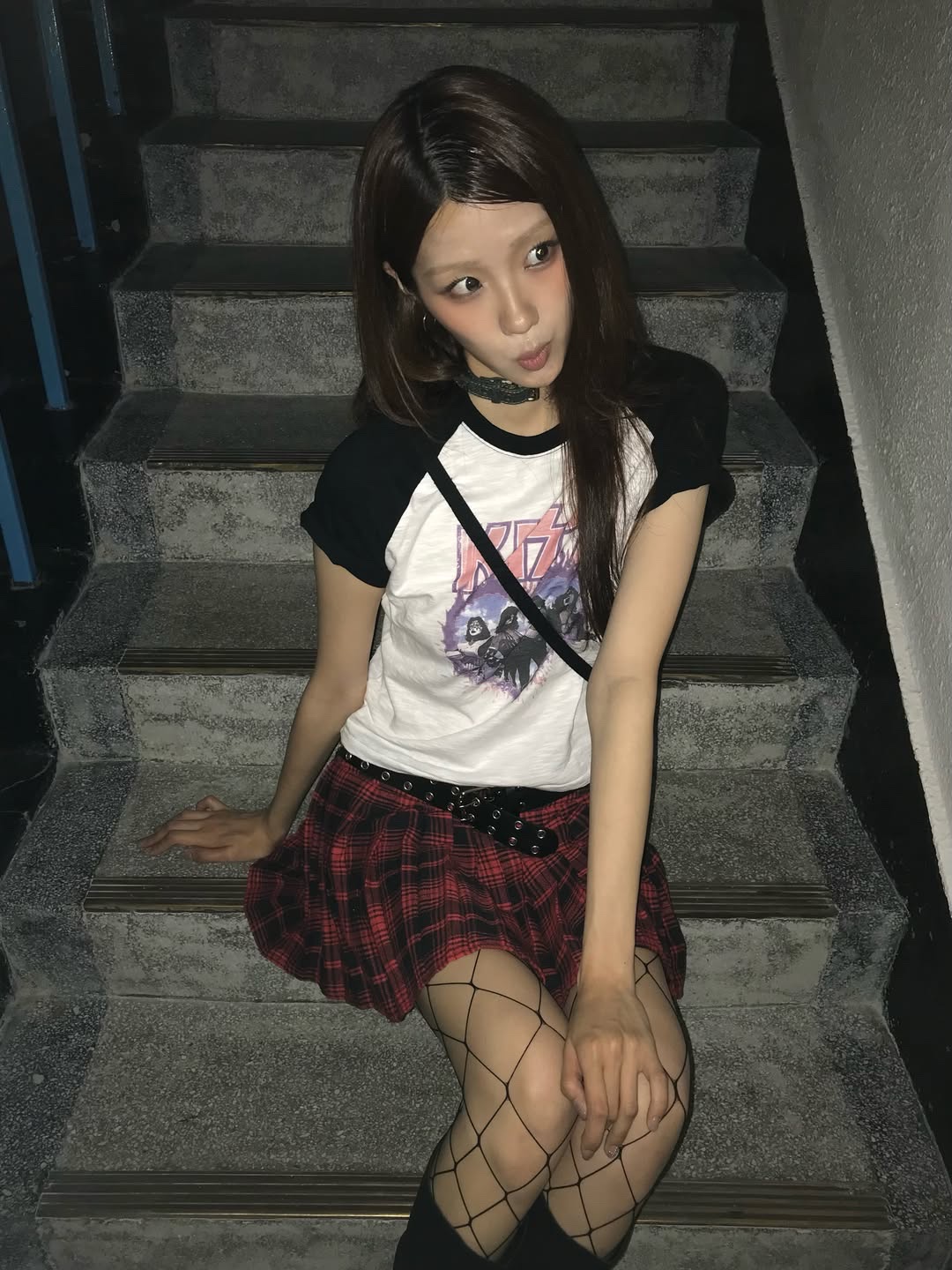 MAINBOOTH X KISS Woman Heart T-shirt White 착용 스타일 - 2