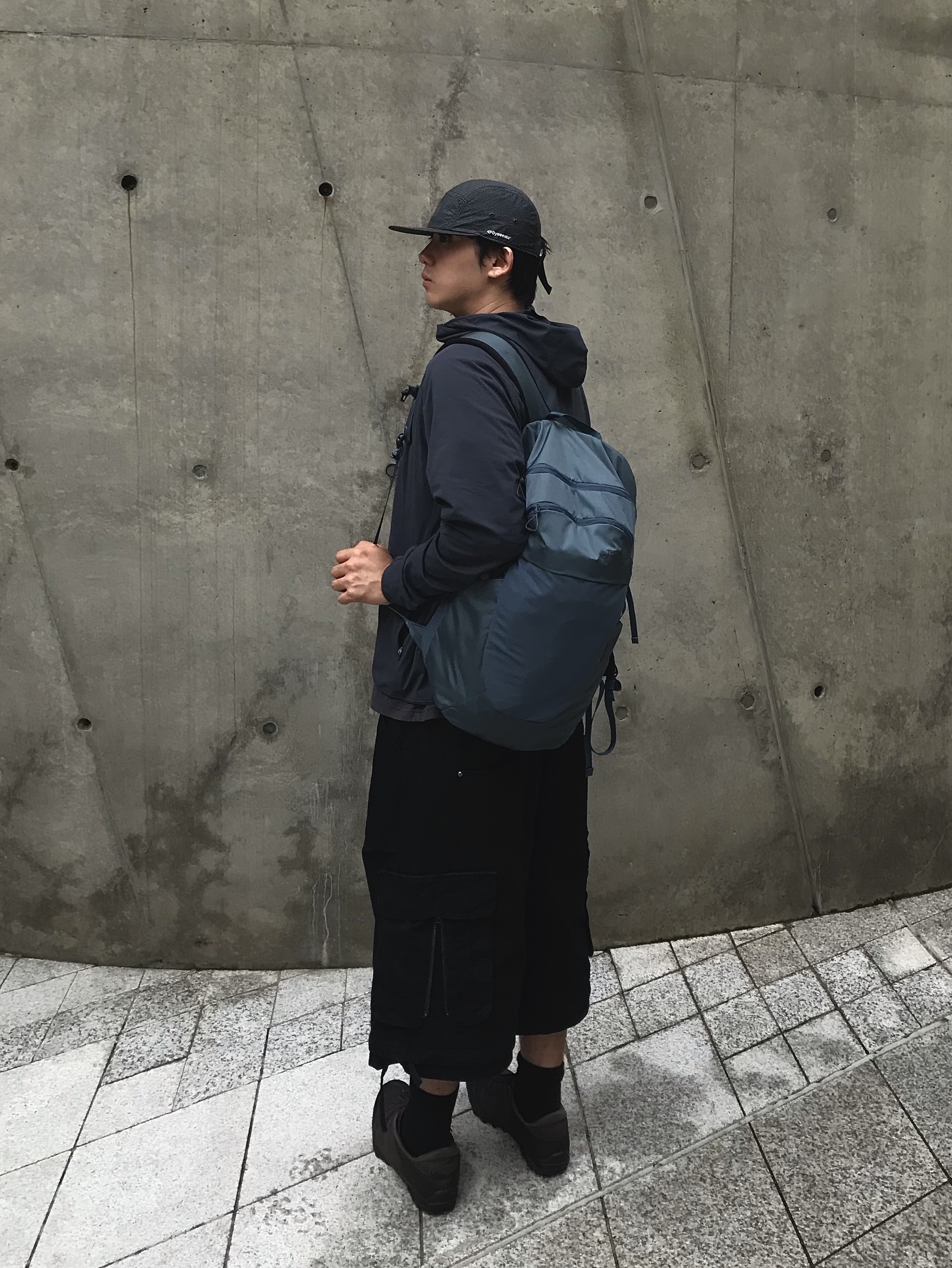 Uniqlo Dry EX UV Protection Full Zip Hoodie Gray, Uniqlo U Crewneck T-Shirt Gray 착용 스타일 - 3