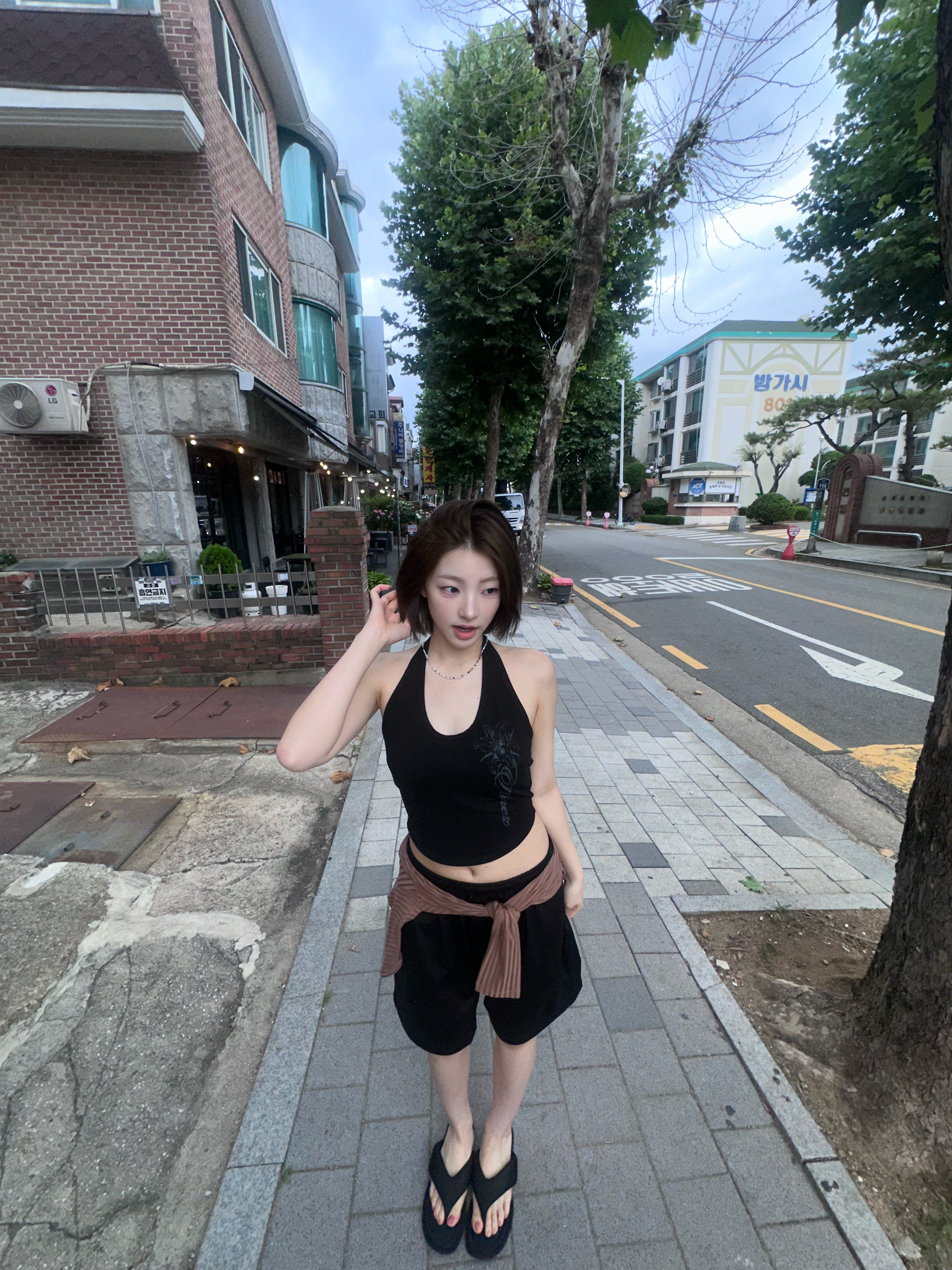 (W) Deinet Velvet Platform Flipflop in Black, Nike Dri-Fit Totality 9 Inch Unlined Shorts Black - Asia 착용 스타일 - 1
