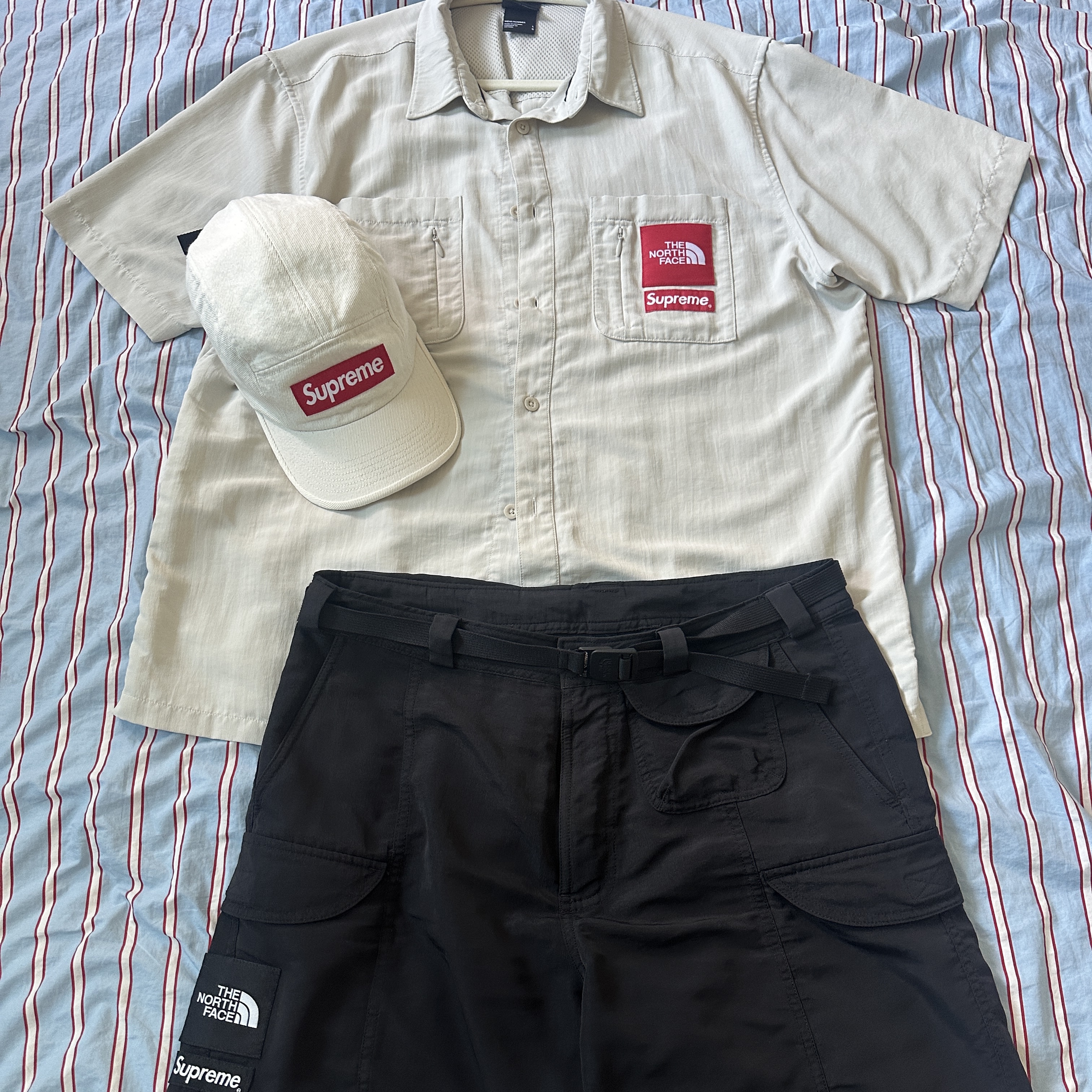 Supreme x The North Face Trekking S/S Shirt Stone - 22SS, Supreme x The North Face Trekking Packable Belted Shorts Black - 22SS 착용 스타일