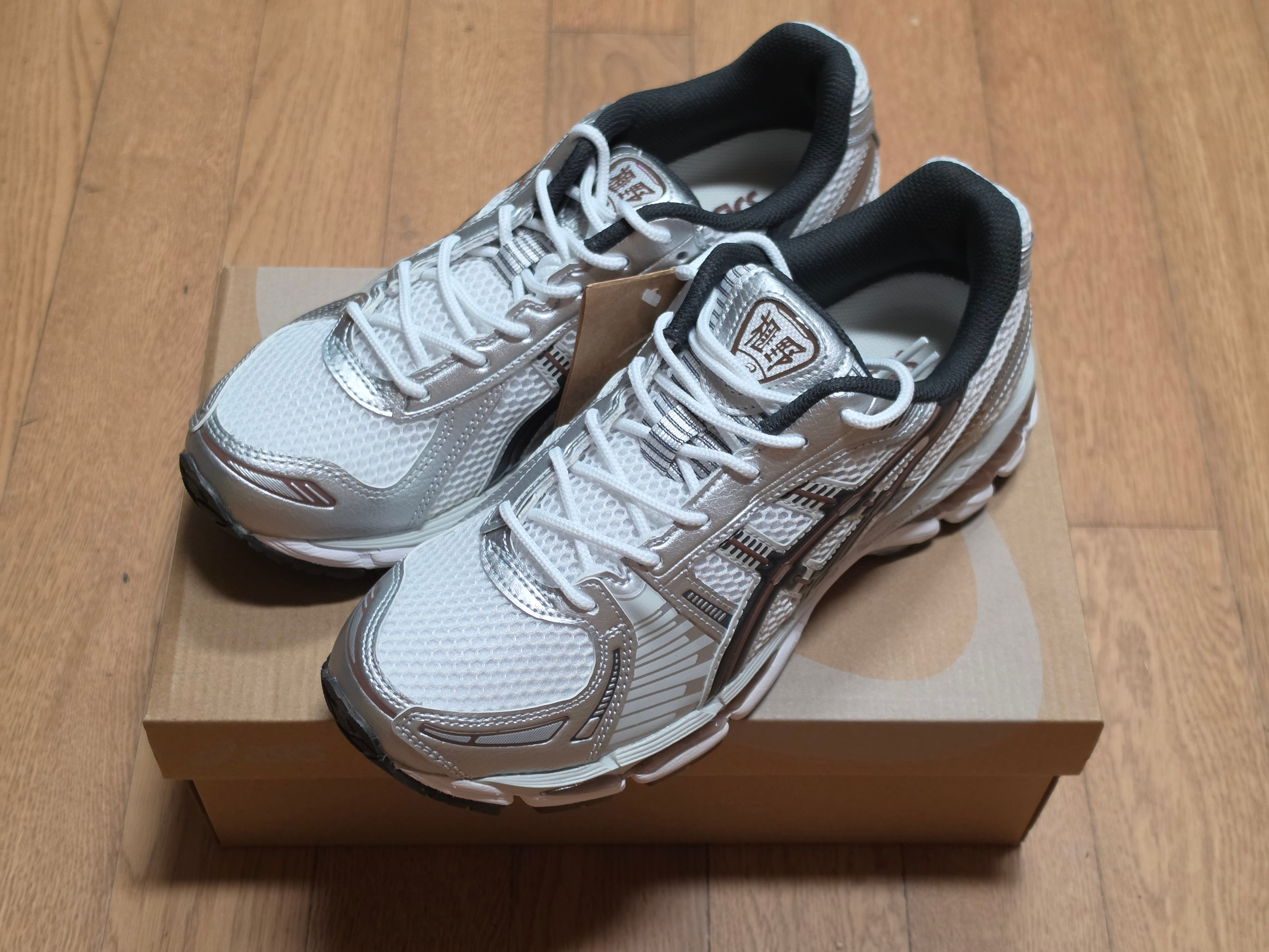 Asics Gel-Kayano 12.1 White Graphite Grey, Asics Gel-Kayano 14 Cream Black 착용 스타일 - 2