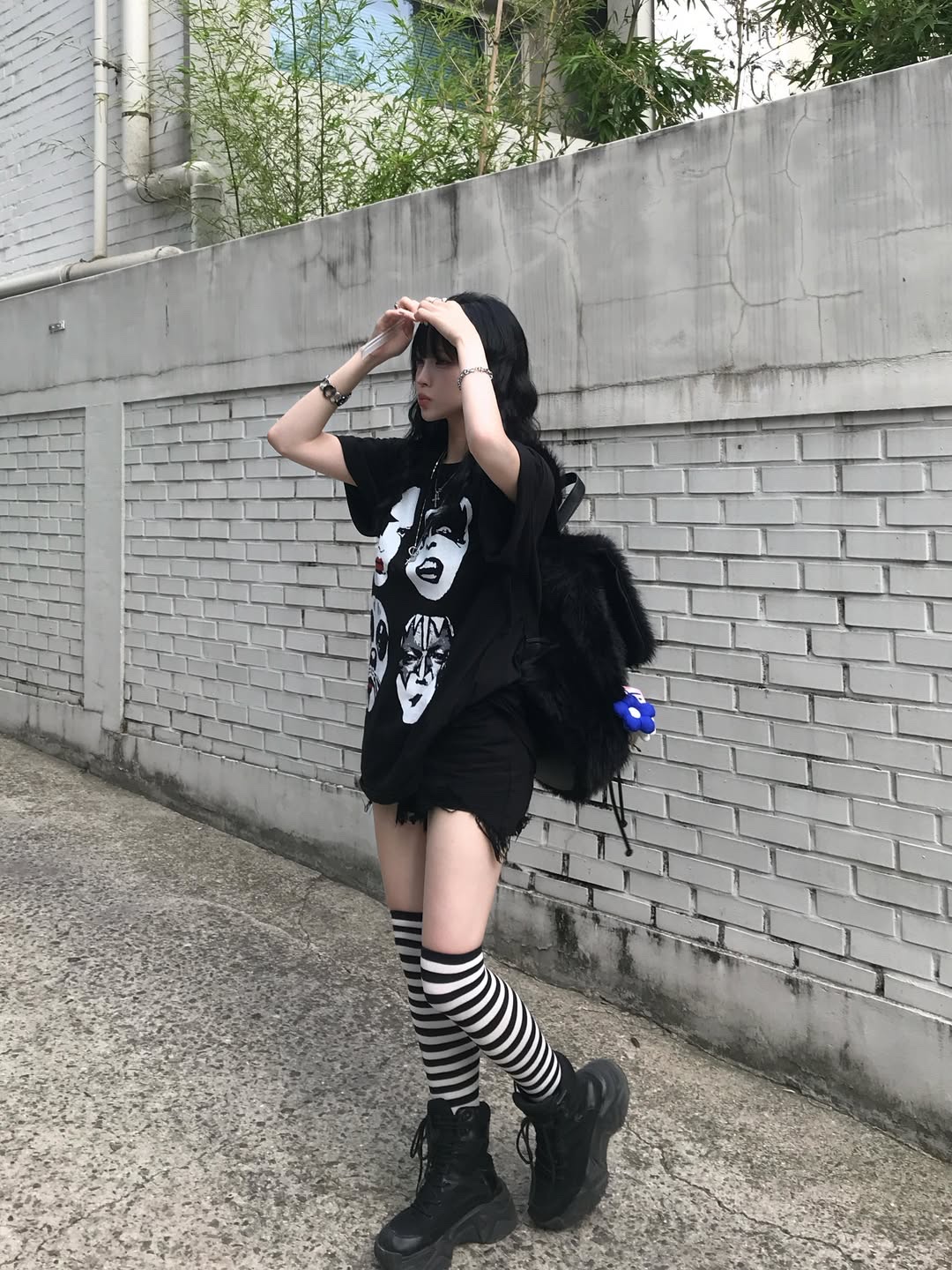 MAINBOOTH X KISS Four Faces Oversized T-shirt Black 착용 스타일 - 6
