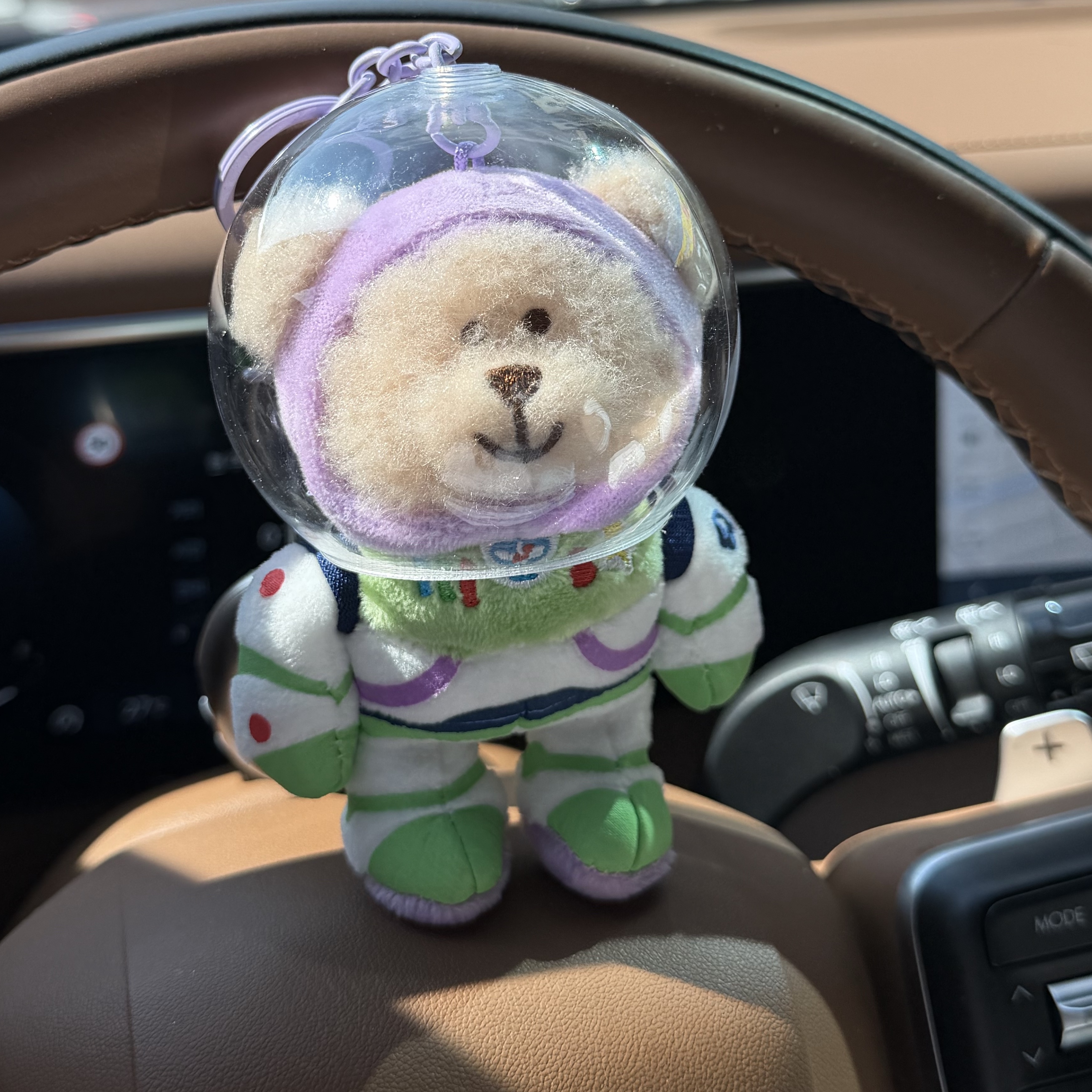 Starbucks x Toy Story 5 MD Buzz Bearista Keychain Purple 착용 스타일