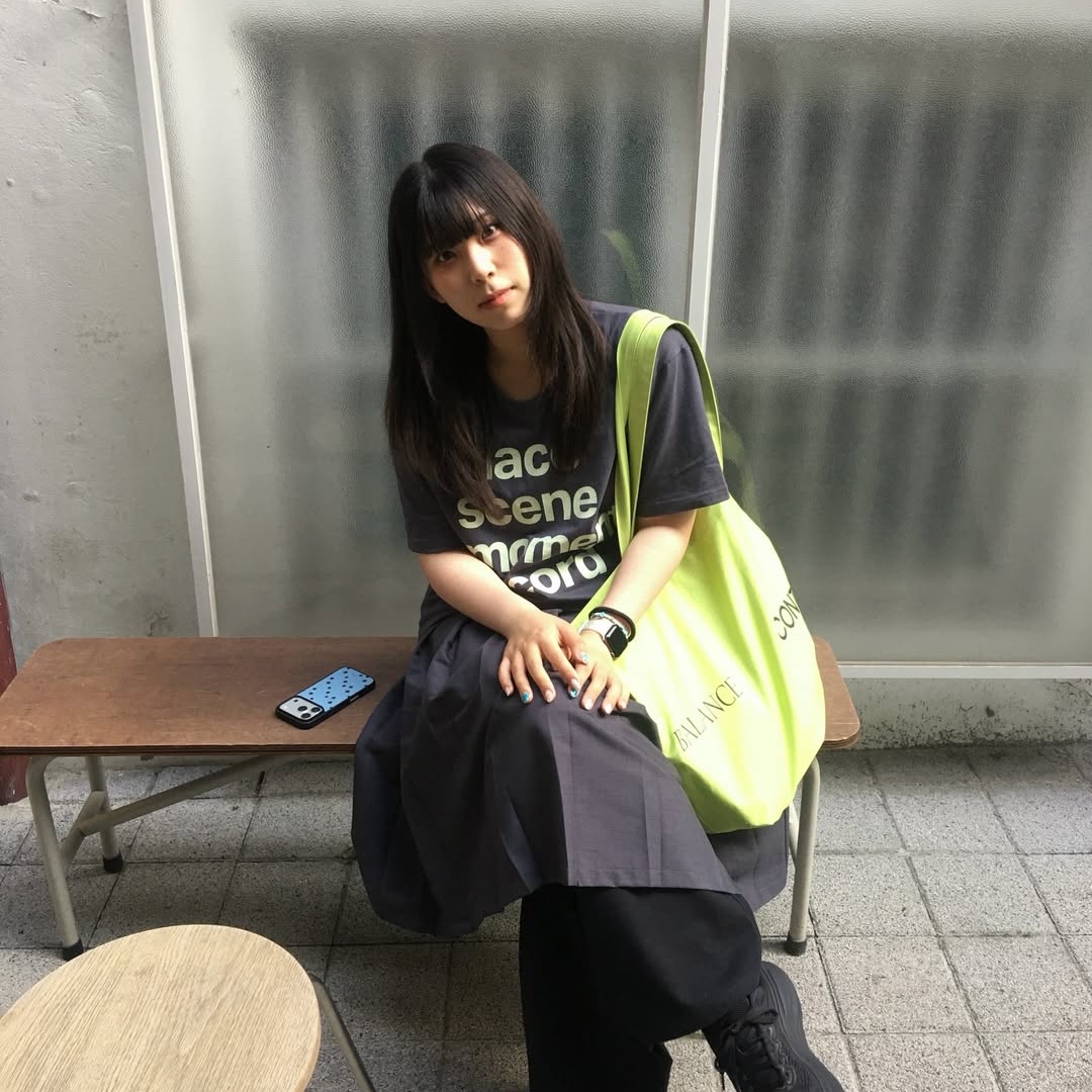 SLOW RECORD HOUSE Archive Typo T-Shirt Charcoal 착용 스타일 - 1