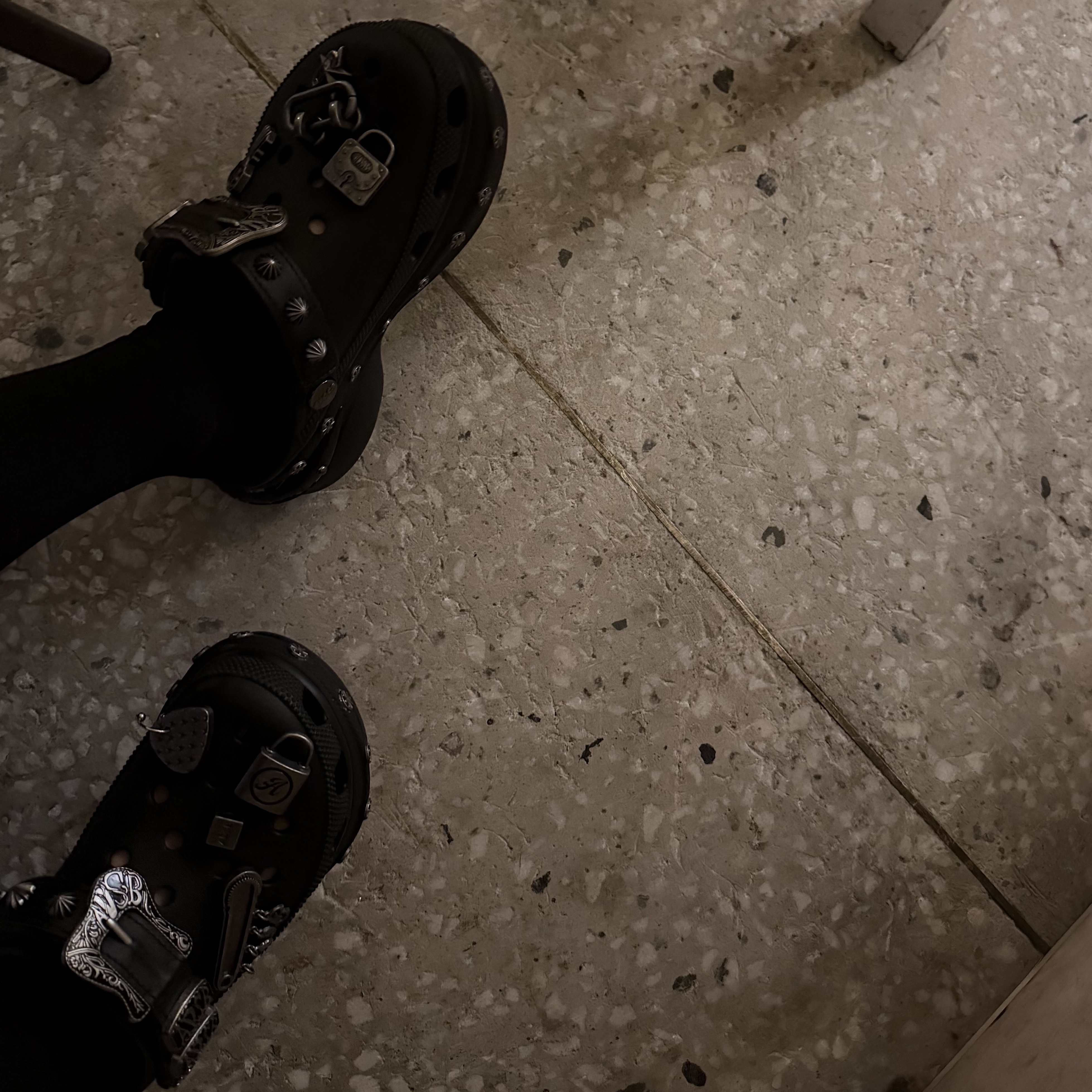 (W) Crocs x Andersson Bell Bae Clog Black 착용 스타일